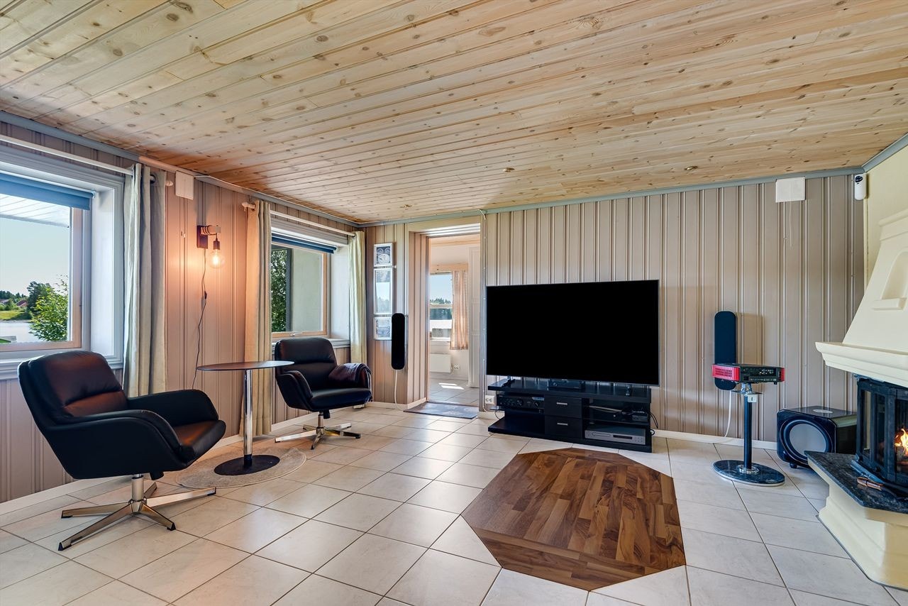 Peisestue i underetasjen. Galleribilde