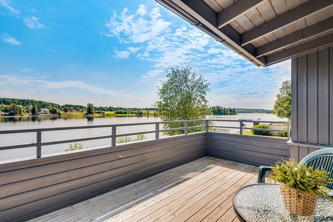 Her har man vidstrakt utsyn over fjorden. Galleribilde