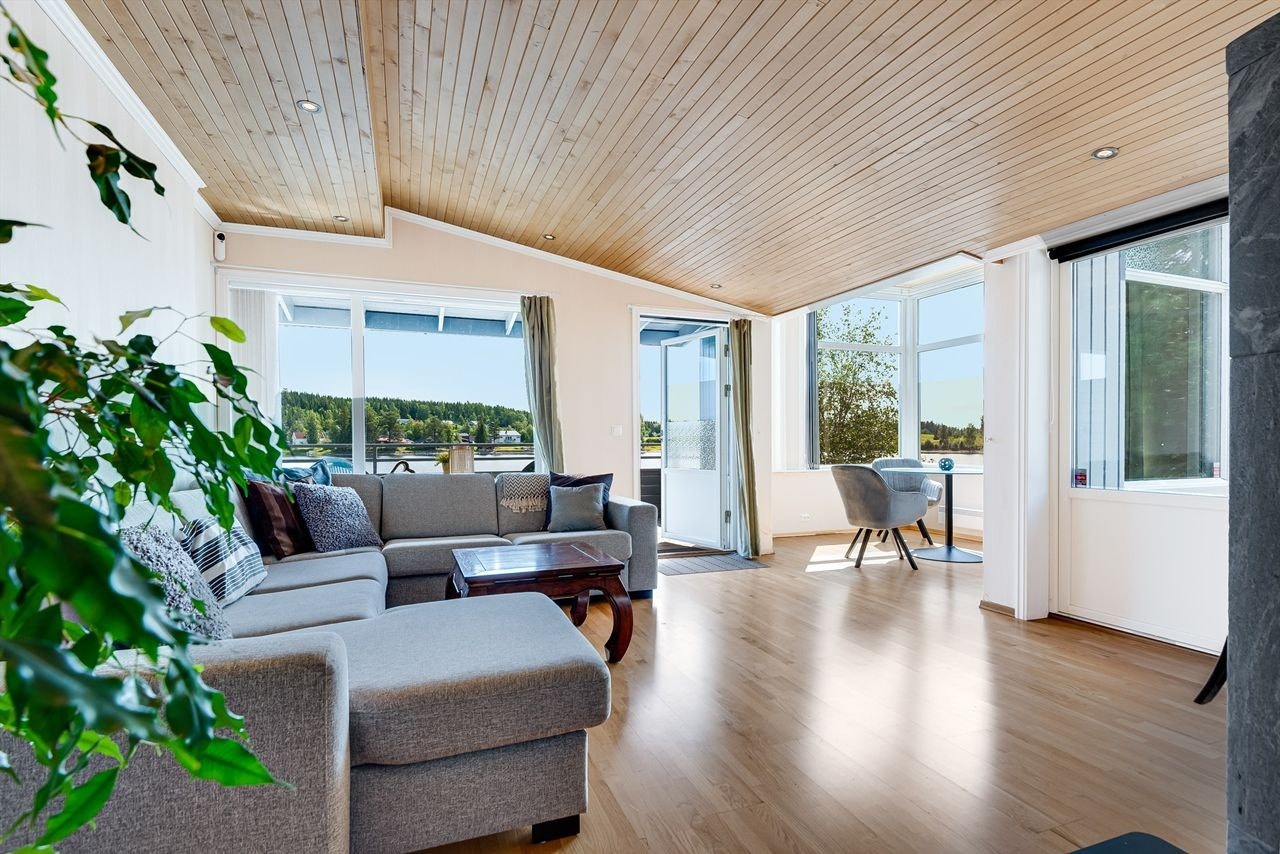 Hovedetasjen har en hyggelig stue med lyse overflater. Galleribilde