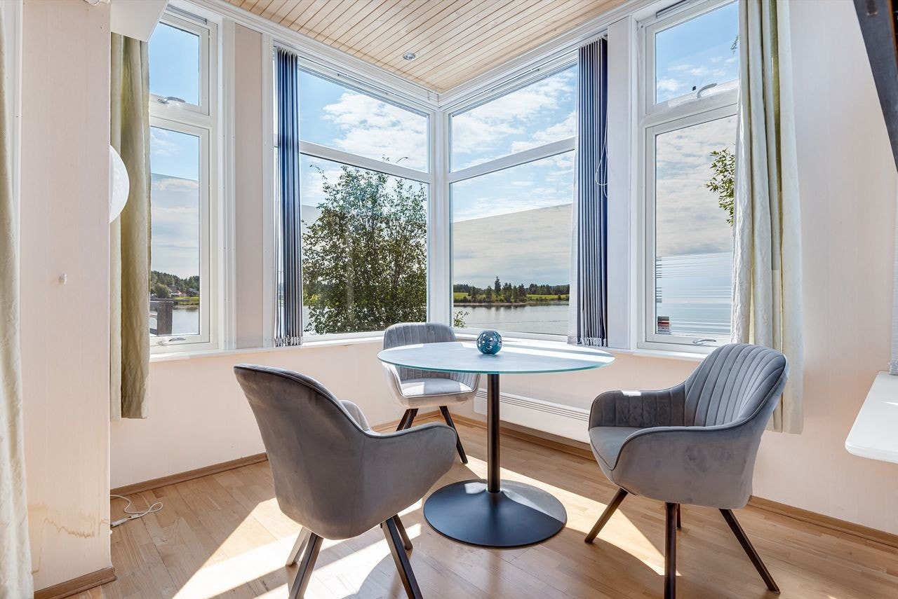 Store vindusoverflater som gir mye naturlig lys og utsyn over Einafjorden. Galleribilde