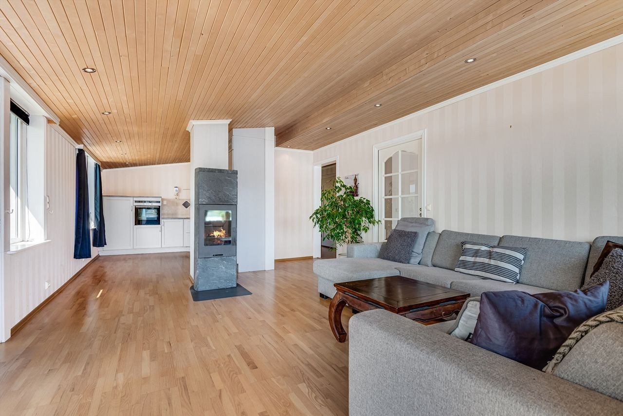 Det er delvis åpen løsning mot kjøkkenet. Galleribilde