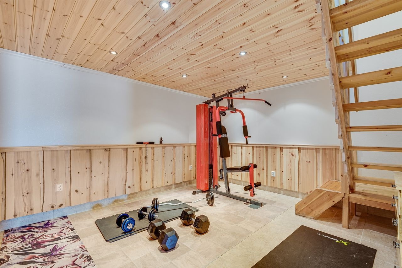 Disponibelt rom med trapp mellom etasjene. Galleribilde