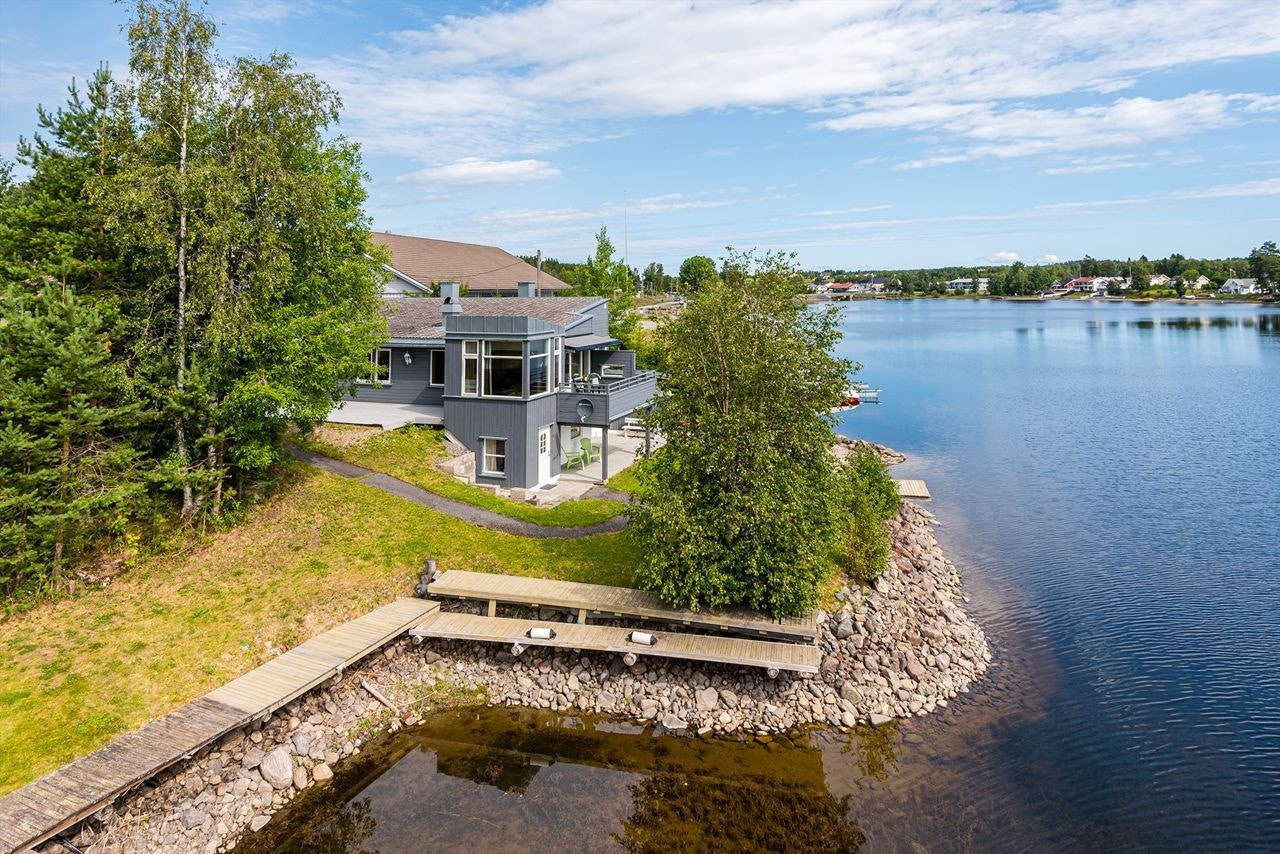 Huset har båtplass ved bryggen. Galleribilde