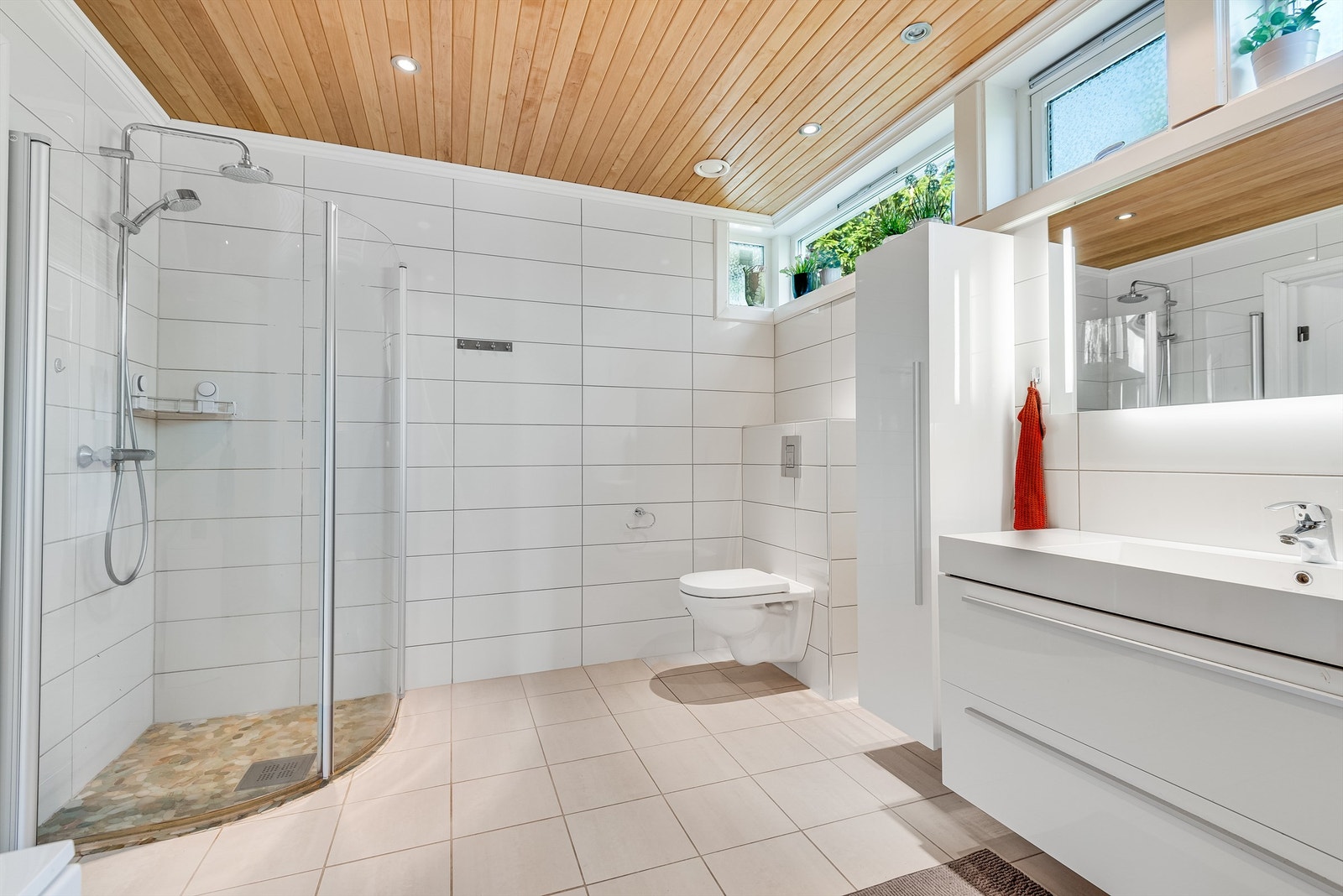 Hovedetasjen har to bad, hvorav baderom 1 har fliser på gulv og vegger, servant med underskap og speil over servant. Galleribilde