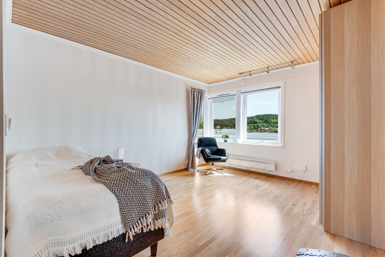 Disponibelt rom med glassdør mot stue, benyttet per i dag som alkove. Galleribilde