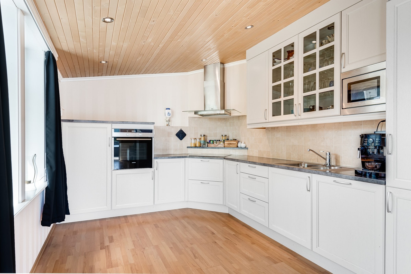 Boligen har to kjøkken, fordelt på begge etasjene. Galleribilde