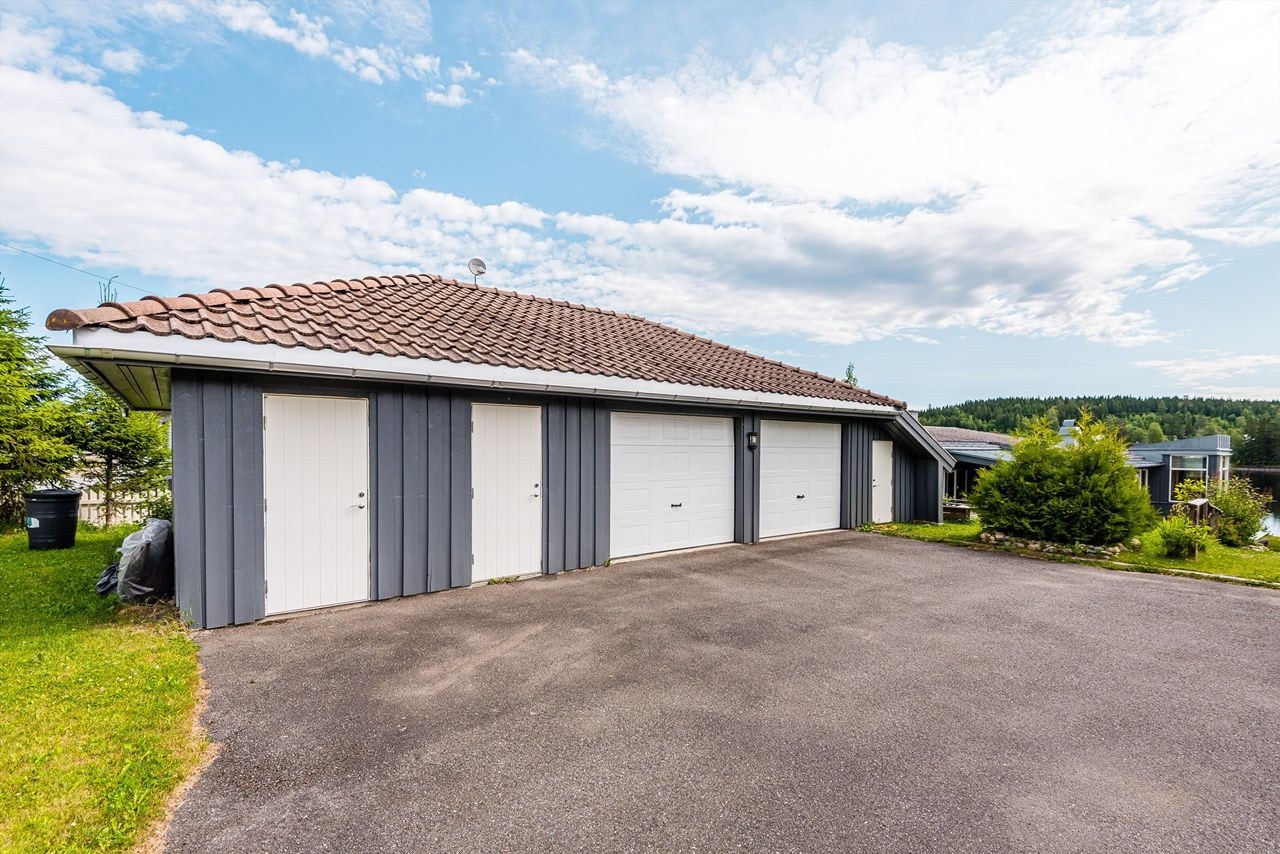 Eiendommen har dobbeltgarasje med boder. Galleribilde