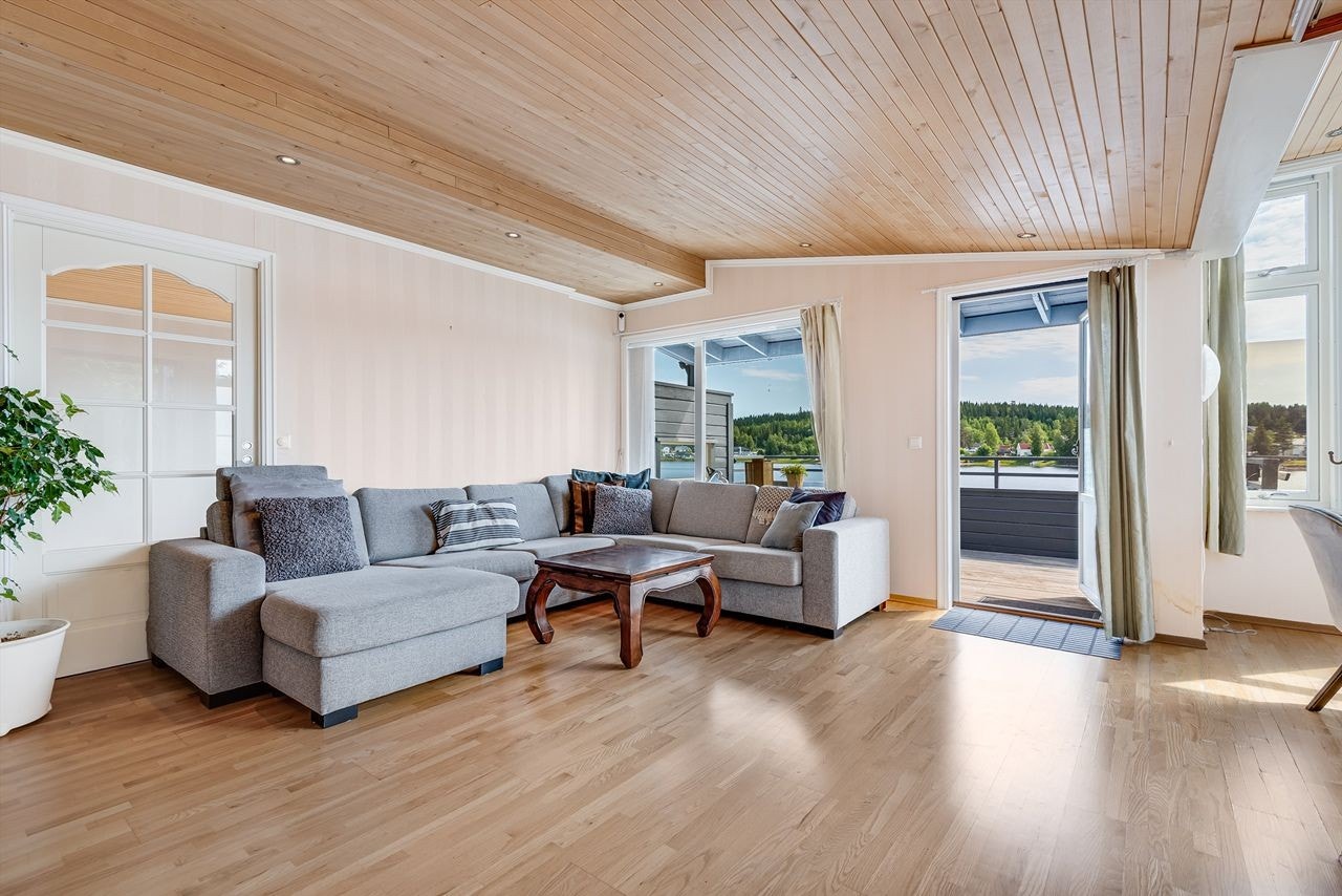 Fra stuen har man skyvedør inn mot disponibelt rom. Galleribilde