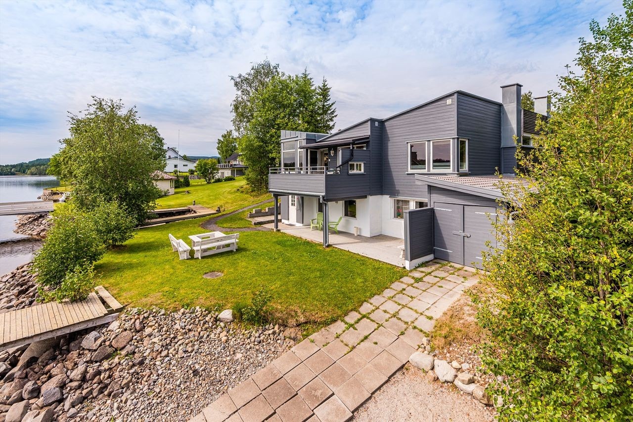 Fantastisk strandeiendom med utsyn ut over vakre Einafjorden. Galleribilde