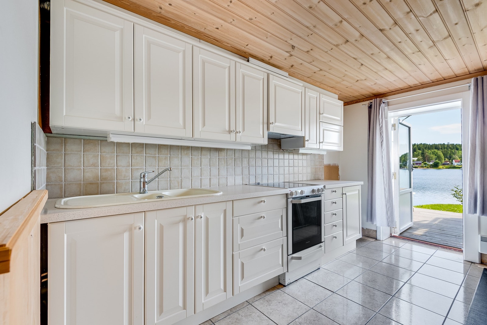 Kjøkken i underetasjen har plass til frittstående: komfyr, kjøleskap. Kjøkkenventilator med avtrekk ut. Galleribilde