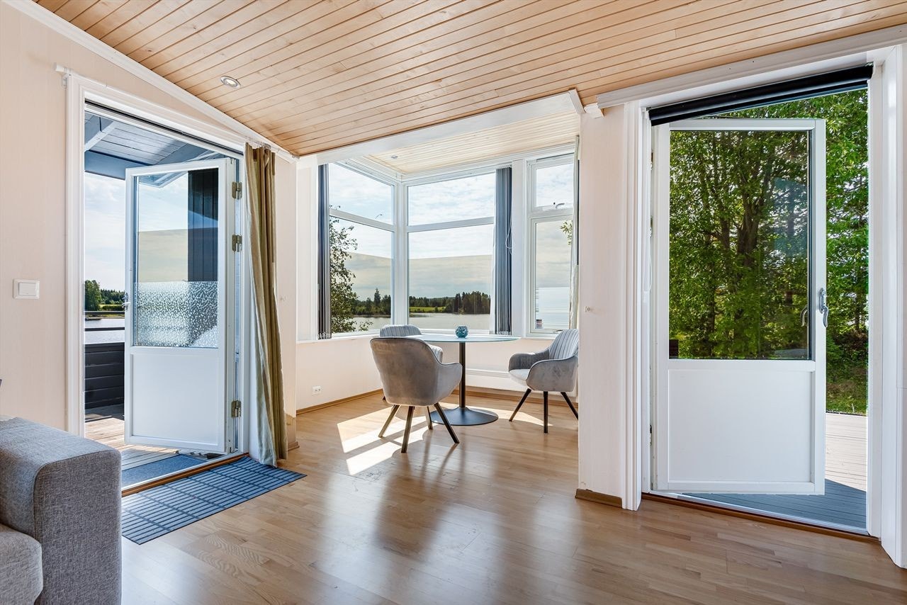 Fra stuen har man utgang til både balkong mot Einafjorden og terrasse. Galleribilde