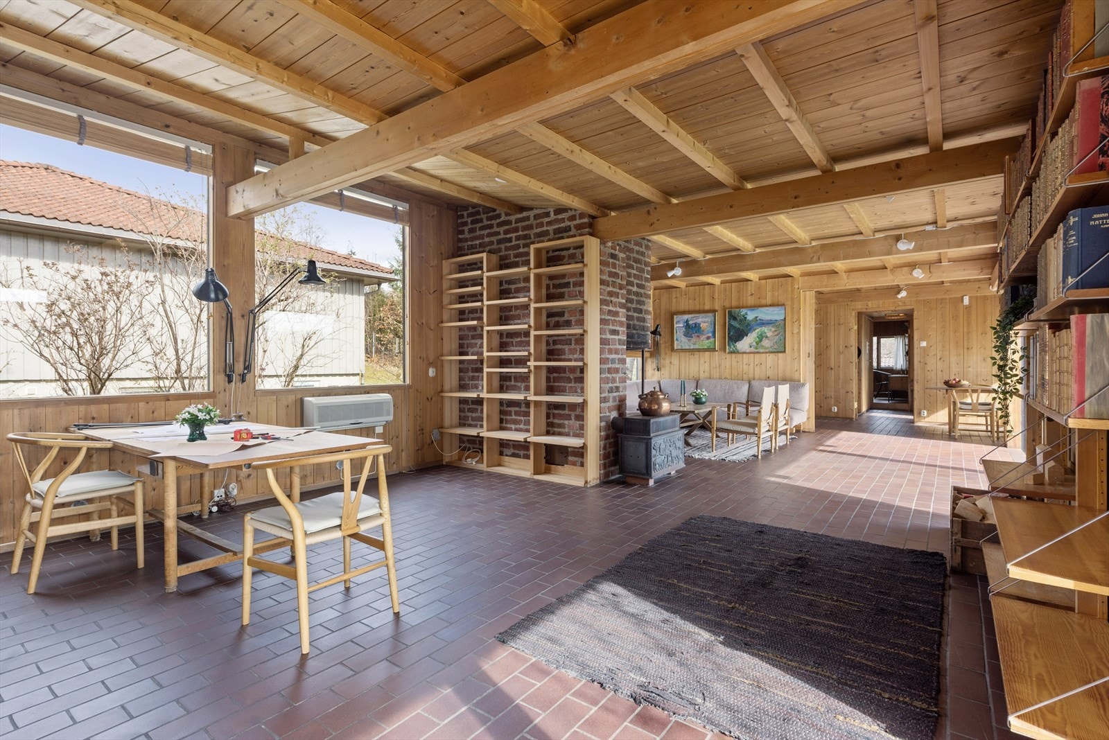 Særdeles gode lysforhold i kontor/atelier. Galleribilde