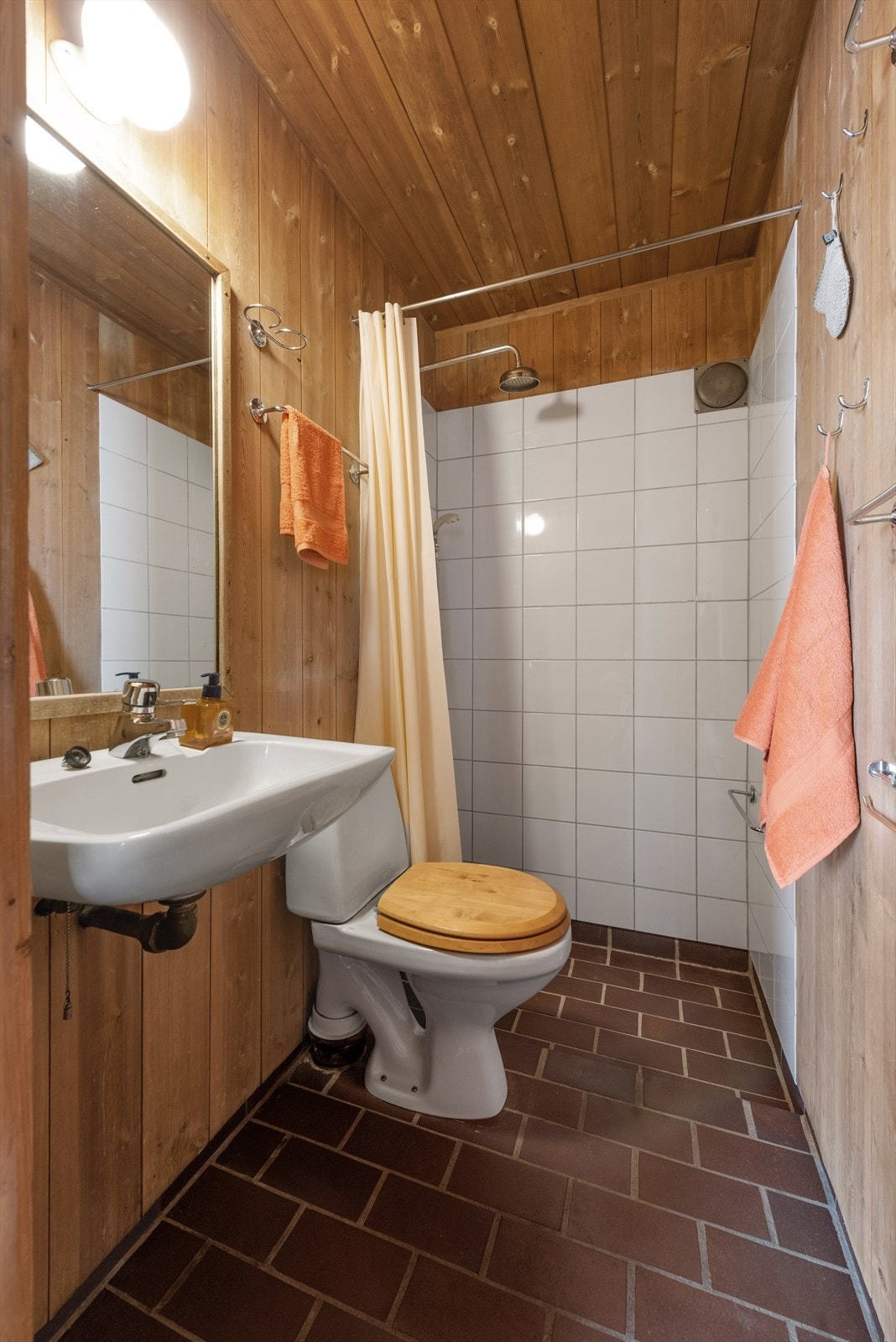 Bad nr. 2 i praktisk tilknytning til entréen og de to ekstra soverommene. Rom for oppbevaring til venstre i bildet. Galleribilde