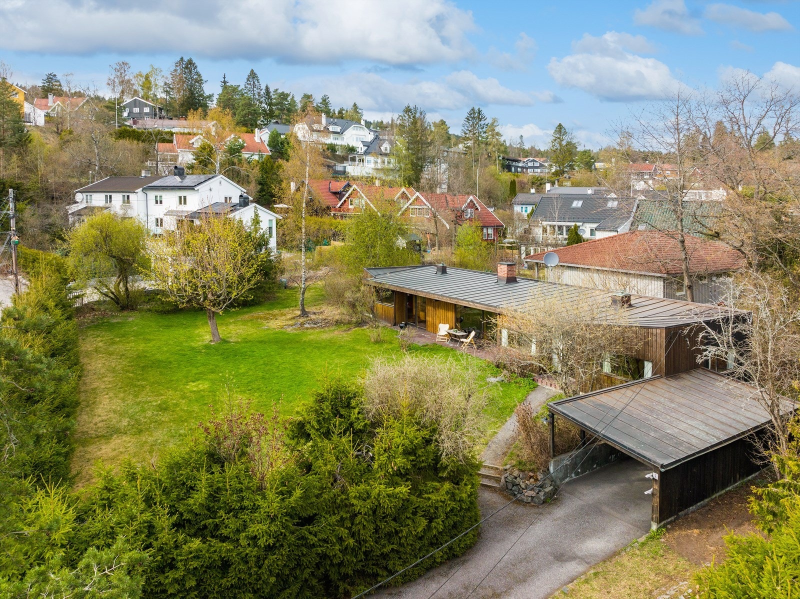 Eiendommen er fra 1963 med stor, solrik og skjermet tomt på 1 556 m². Galleribilde