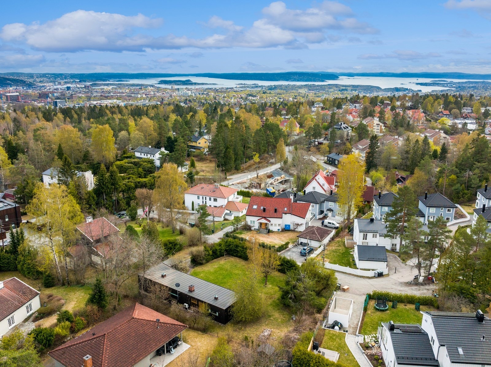 Granhekken skjermer boligen fra veien og skaper et atrium på eiendommen. Galleribilde