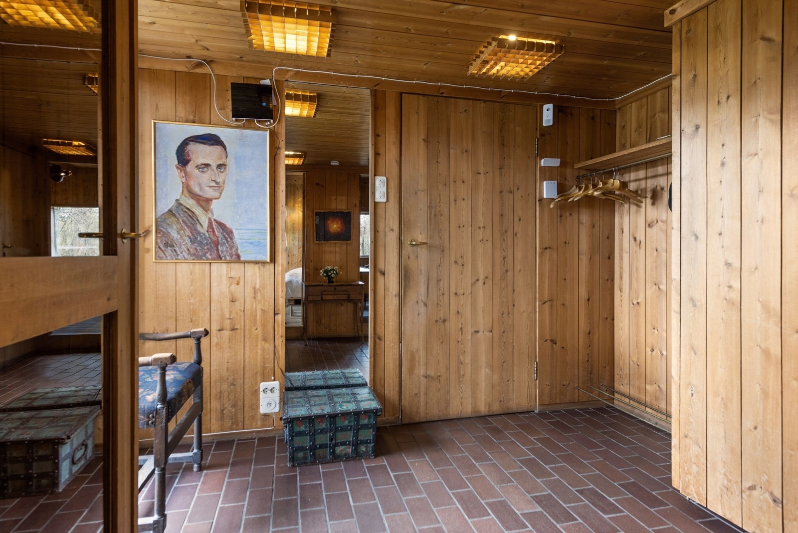 Romslig entré med 3 integrerte oppbevaringsrom. Galleribilde