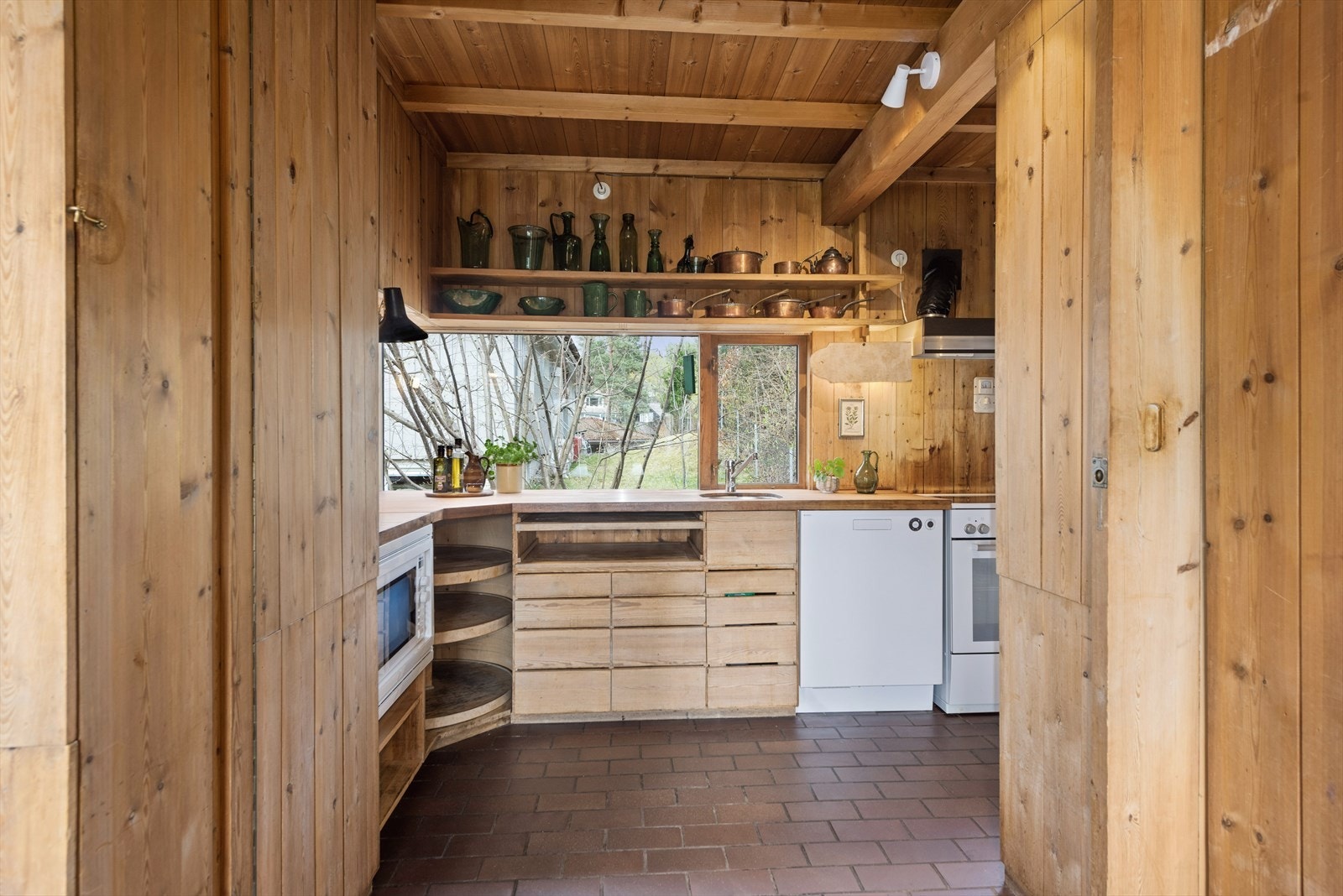 Vakkert og funksjonelt kjøkken. Kjøkkenet kan skilles fra stuen med skyvevegg. Galleribilde