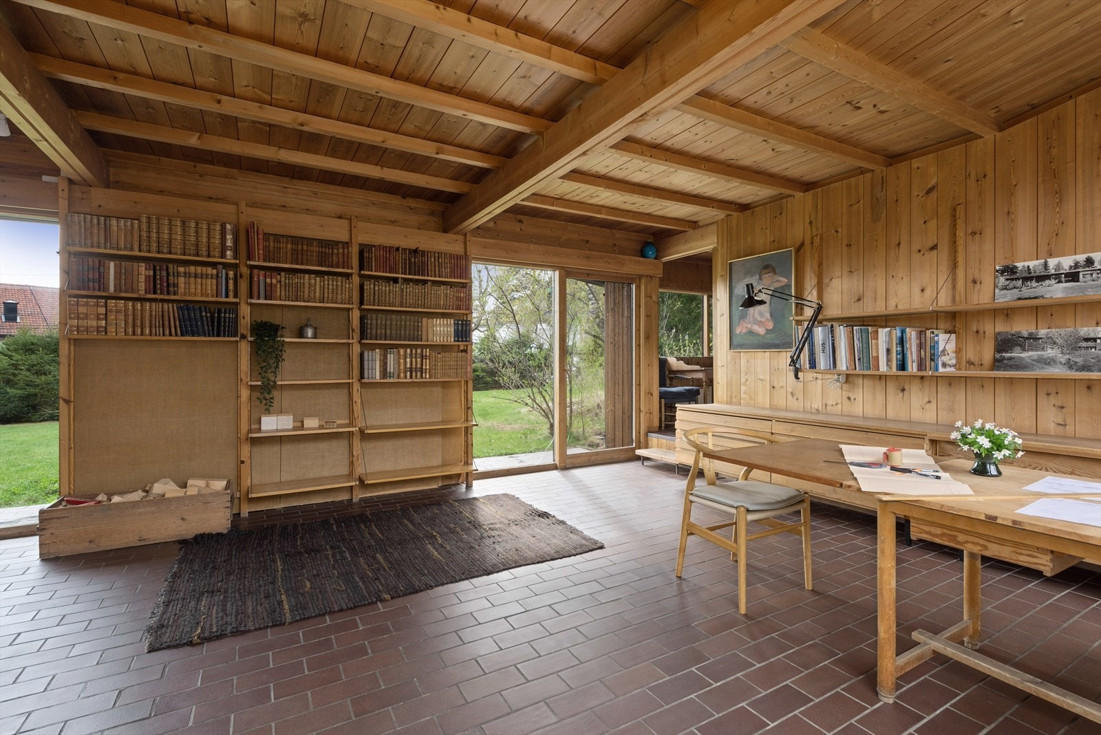 Boligen er utformet slik at den glir inn i landskapet med naturmaterialer og tilpasning til tomten. Galleribilde