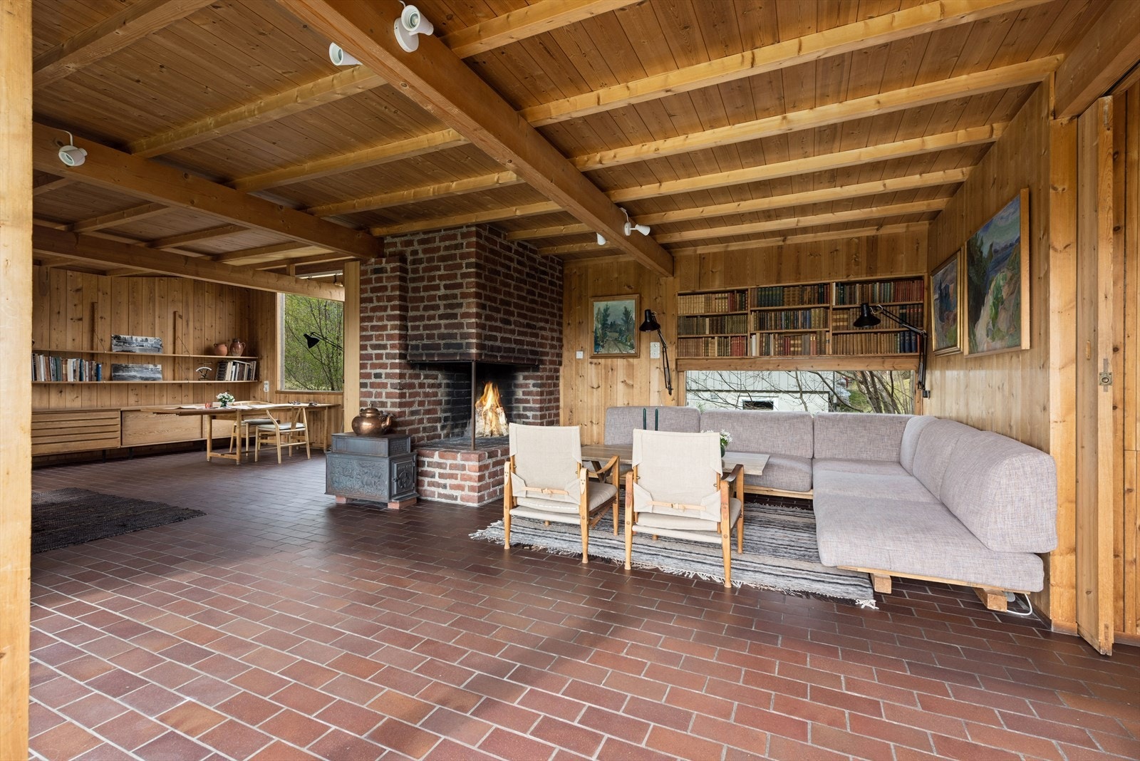 Wenche Selmers arbeid kombinerte moderne trekk, som åpen planløsning og store glassflater med tradisjonell byggeskikk. Galleribilde