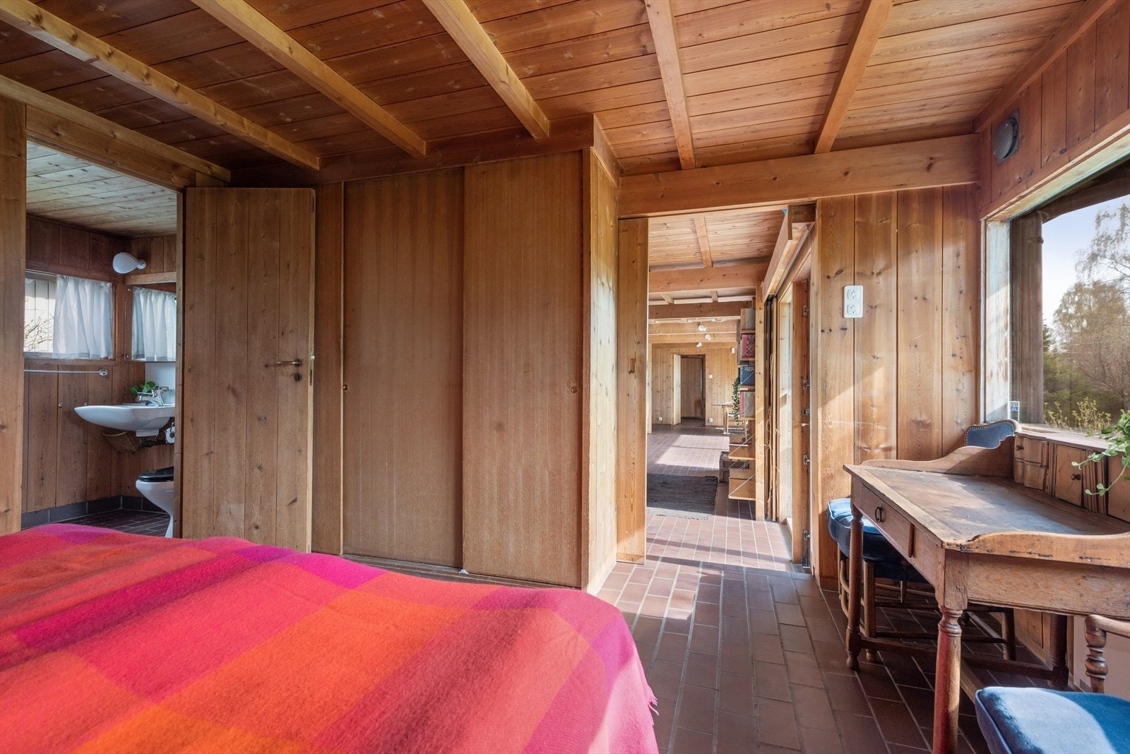 Rommet har integrert skyvedørsløsning og direkte adkomst til bad. Galleribilde