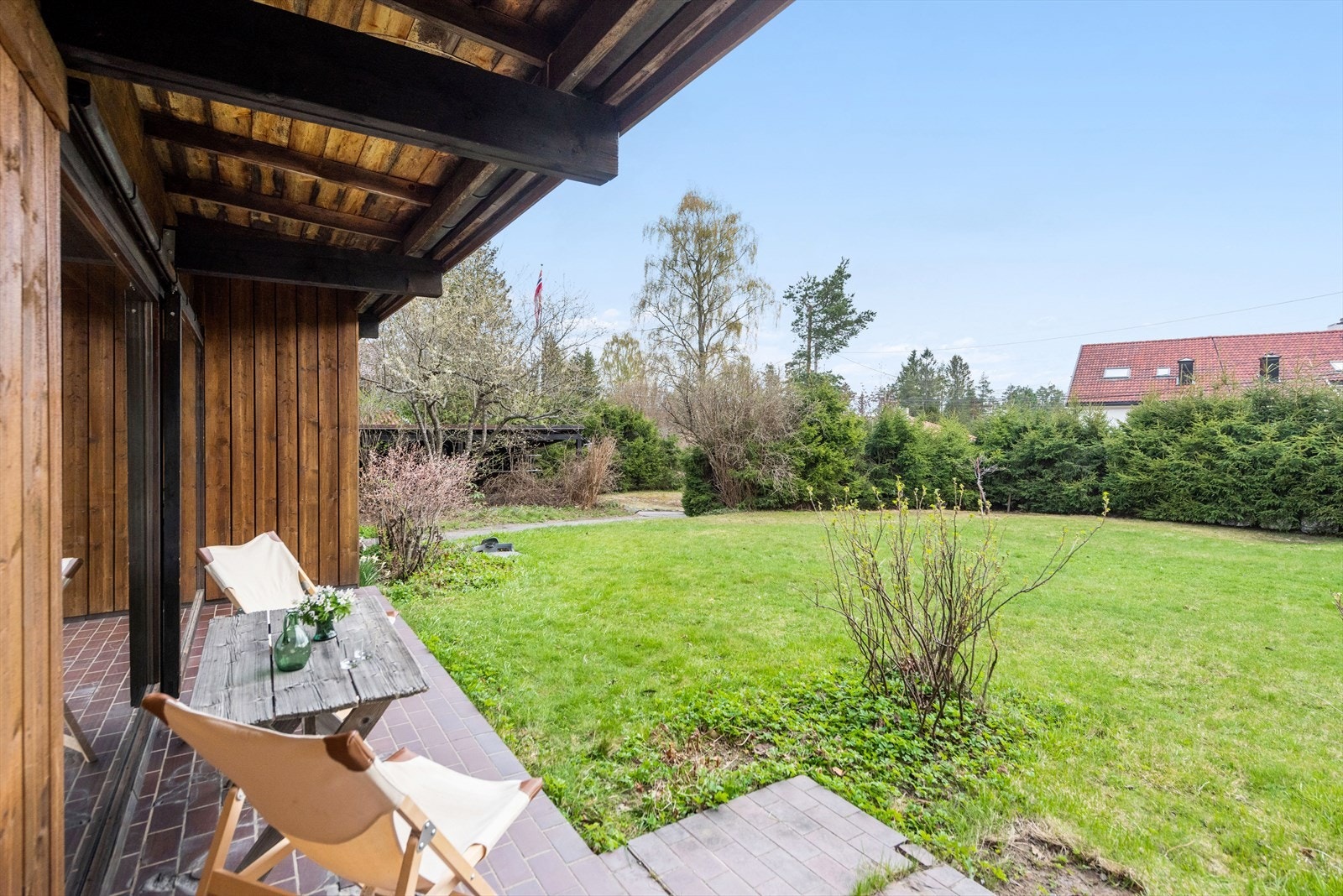 Med direkte adkomst til hagen blir rommet naturlig forlenget ut fanget. Galleribilde