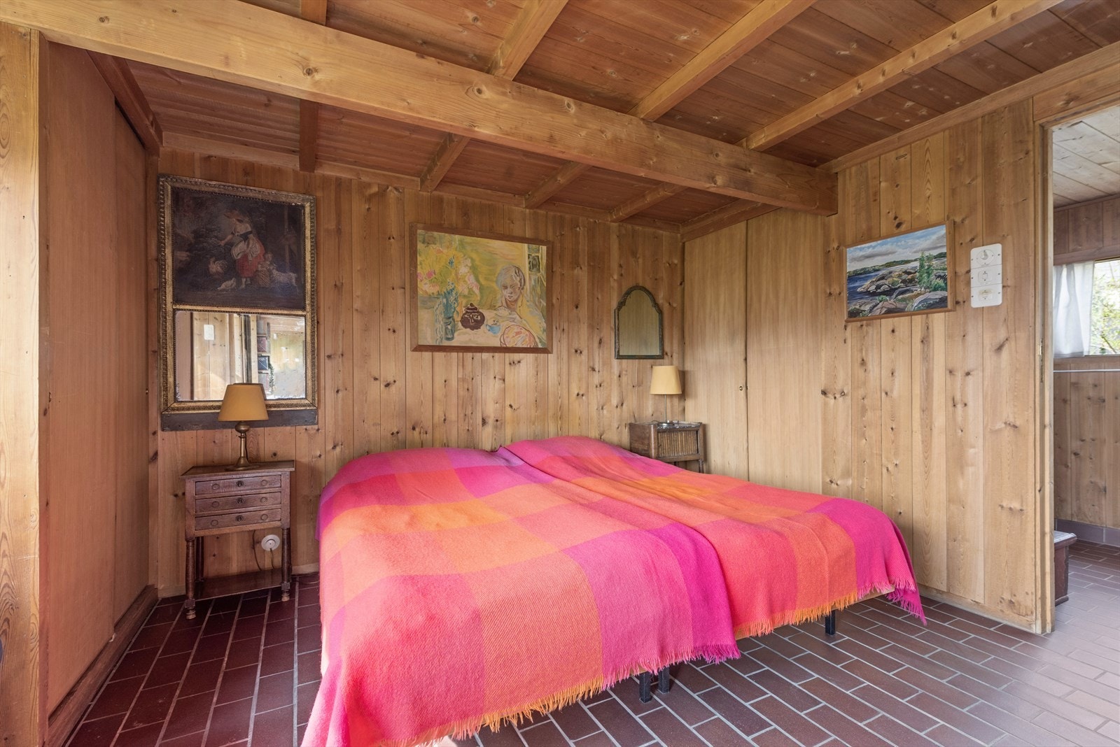 Hovedsoverommet ligger et lite nivå opp fra stueplan. 3 av 4 vegger har helgående skyvedørskap. Galleribilde