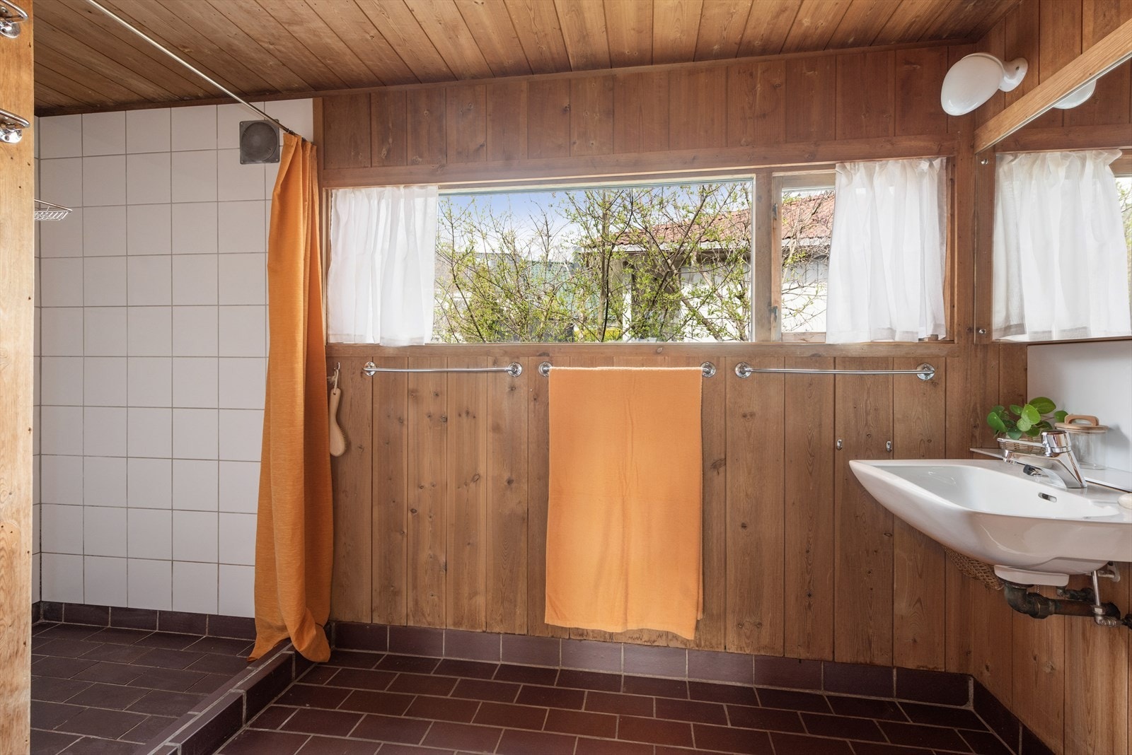 Stort og lyst bad med romslig dusj. Galleribilde