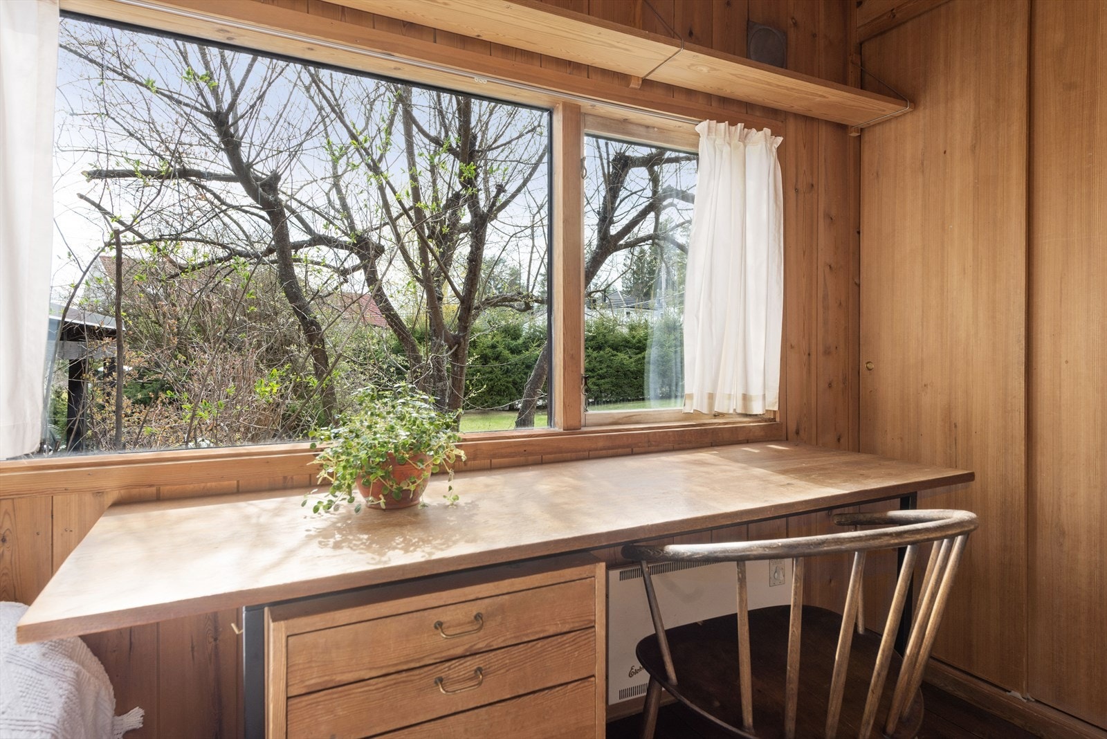 Hyggelig arbeidsplass på soverommet. Integrert garderobeskap til høyre. Galleribilde