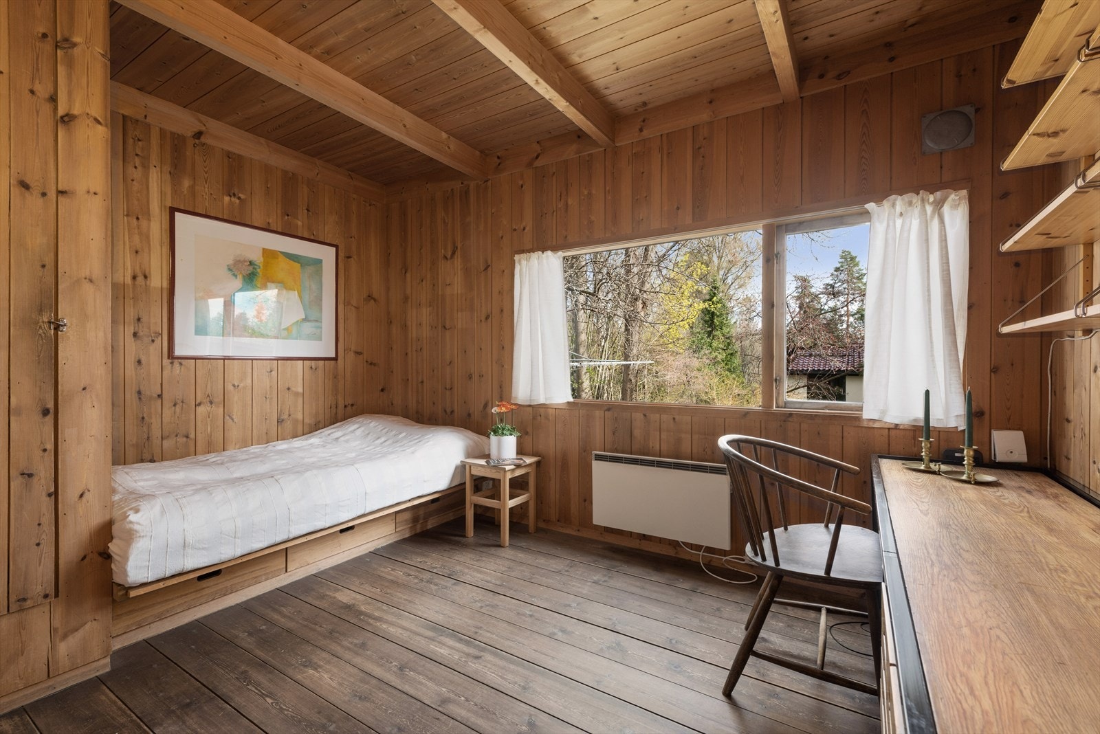 Boligen har totalt tre soverom beliggende i hver sin ende av boligen. Sengen er 150 bred. Galleribilde