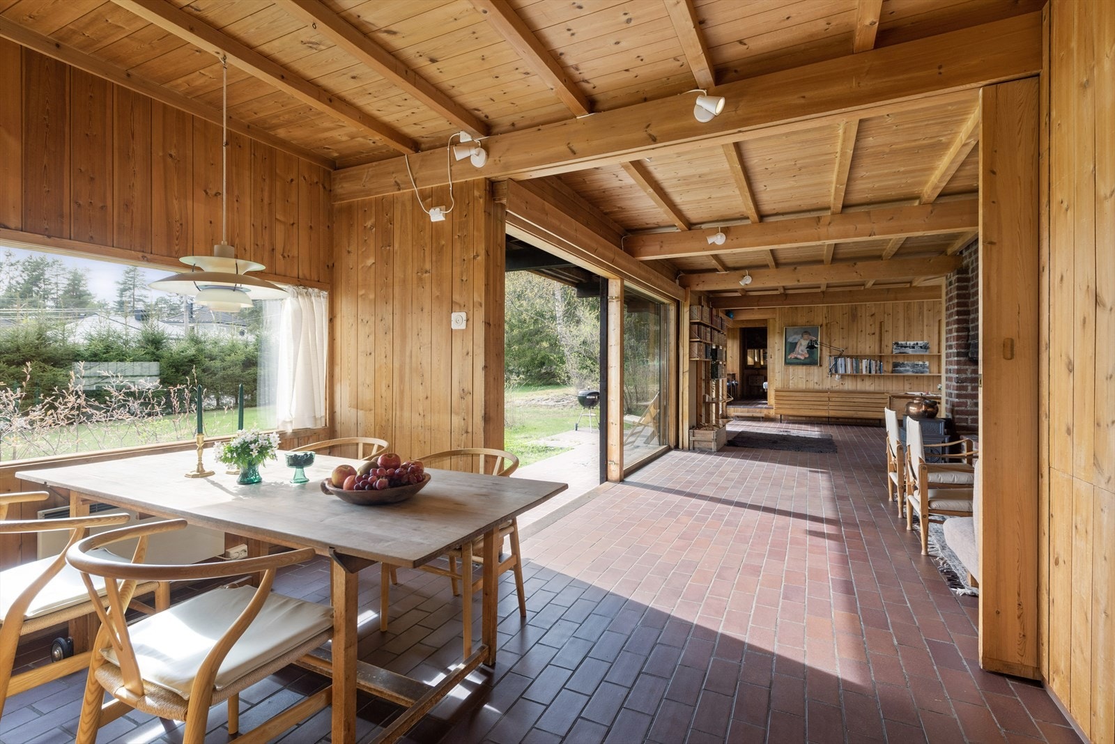 Skyveveggene kan knytte sammen eller isolere spisestuen med stue og kjøkken. Galleribilde