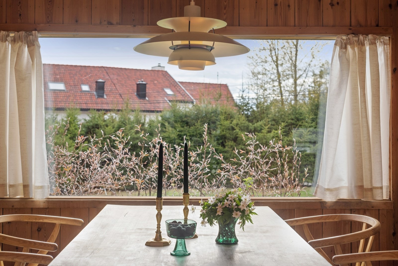 Hyggelig utsyn mot hagen fra spisestuen. Galleribilde