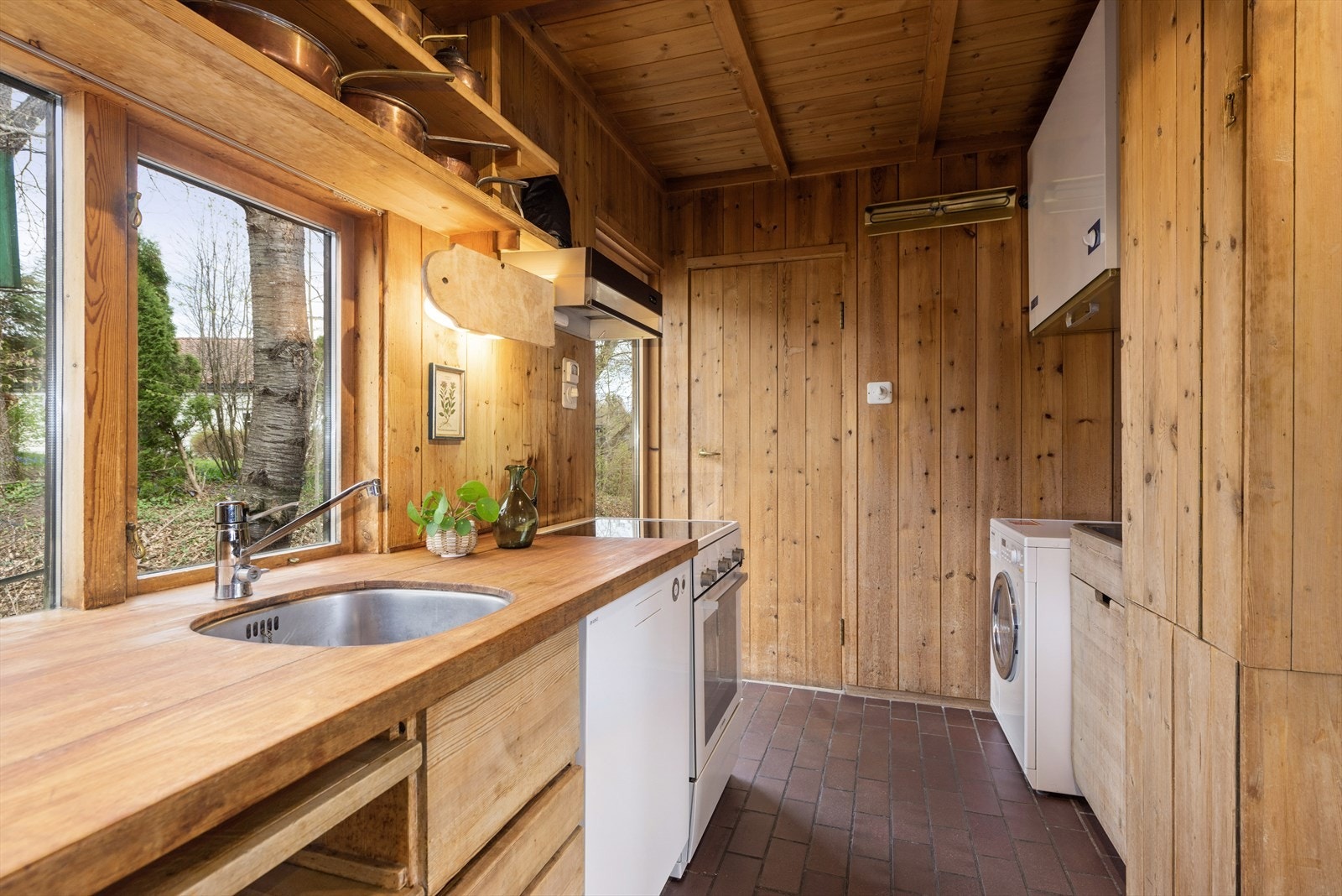 Glassdør til hage og nedgang til etasjen under. Galleribilde