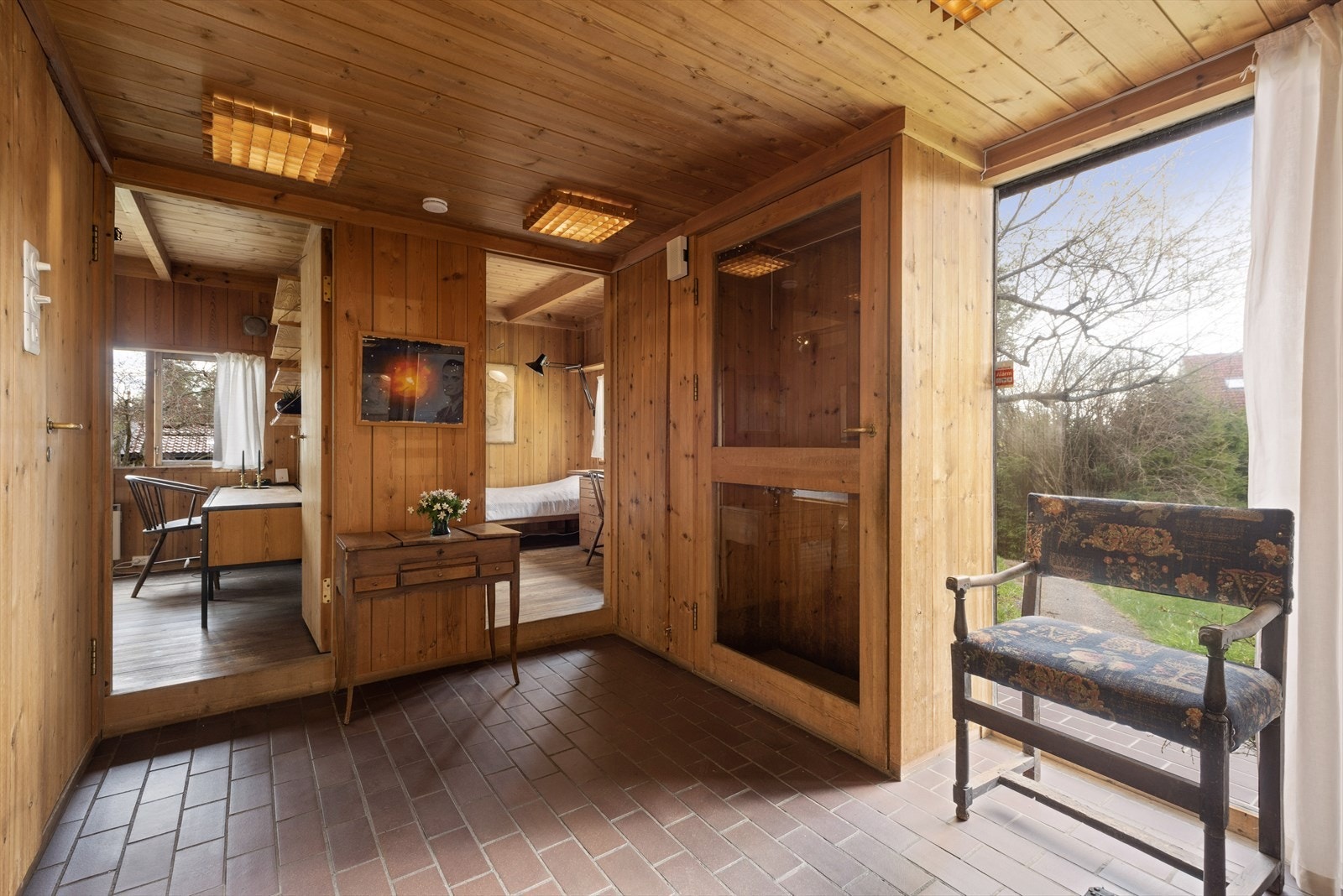 Lys og romslig entré med vindfang. Galleribilde