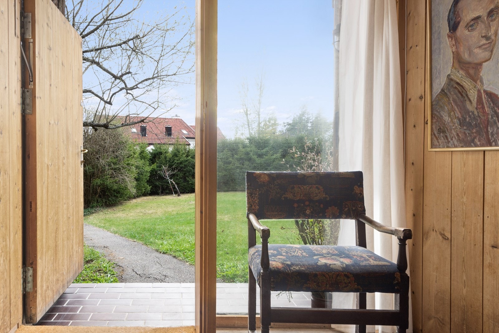 Boligen ligger skjermet og glir godt inn i terrenget. Galleribilde