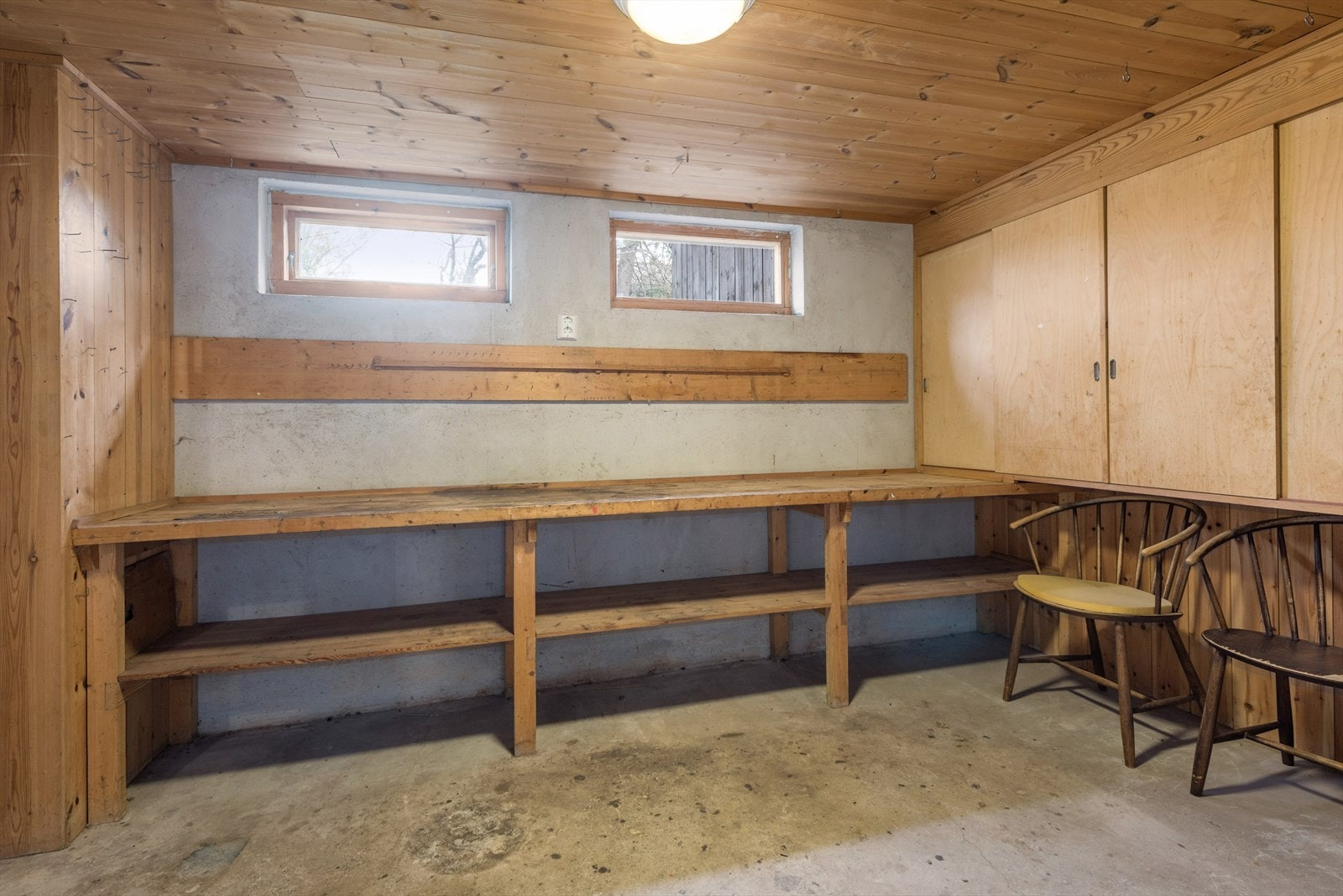 Underetasje med god lagringsplass i 3 tilsluttede boder til verkstedet. Galleribilde