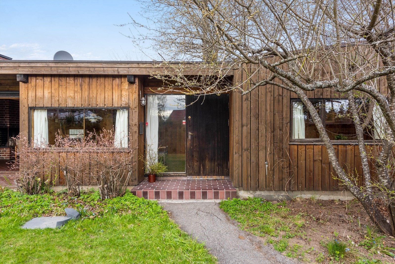 Eneboligen er på ett plan og er tegnet av to av etterkrigstidens mest kjente arkitekter, Wenche og Jens Selmer. Galleribilde