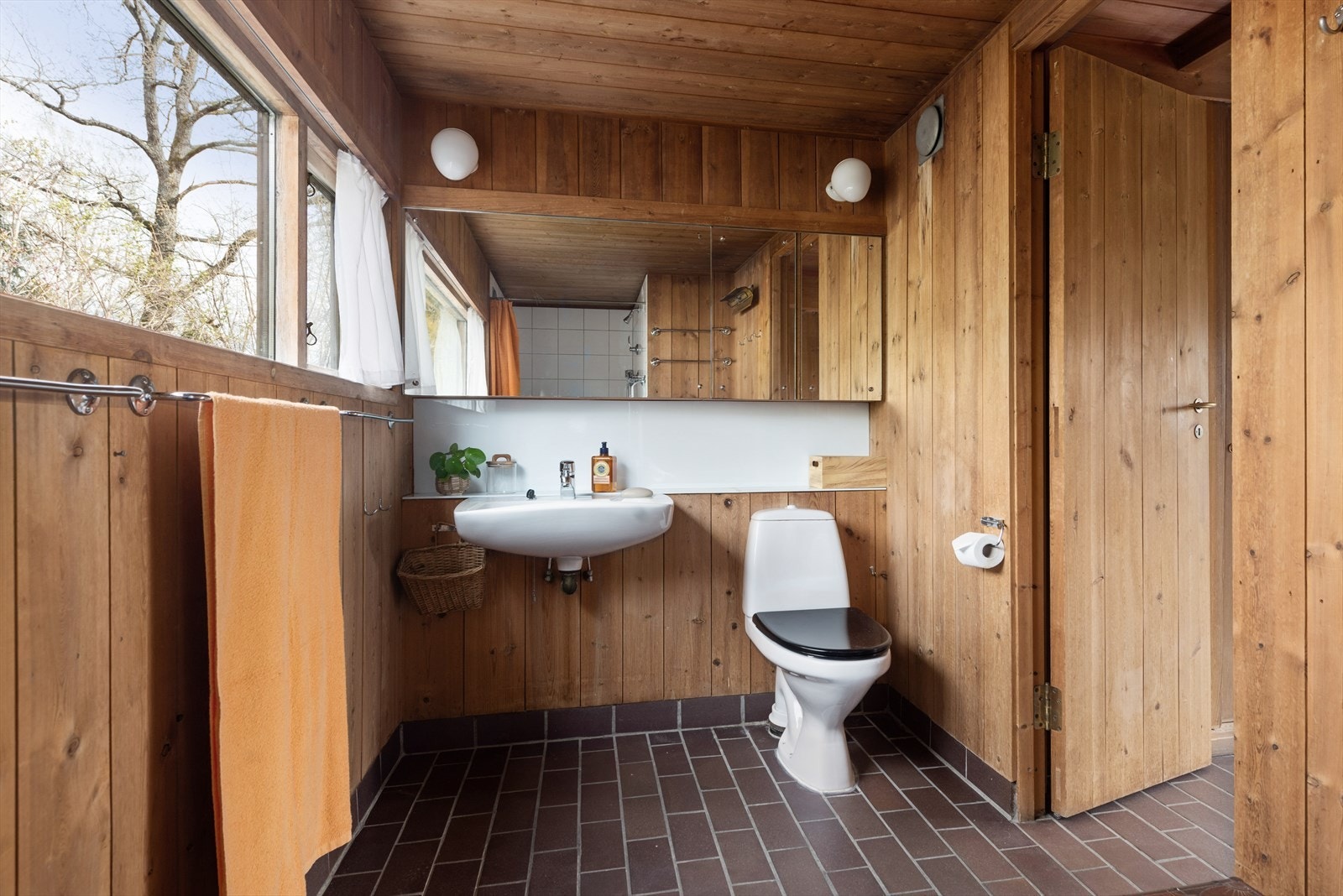 Over servanten er det bygget et flott speilskap med belysning over. Galleribilde