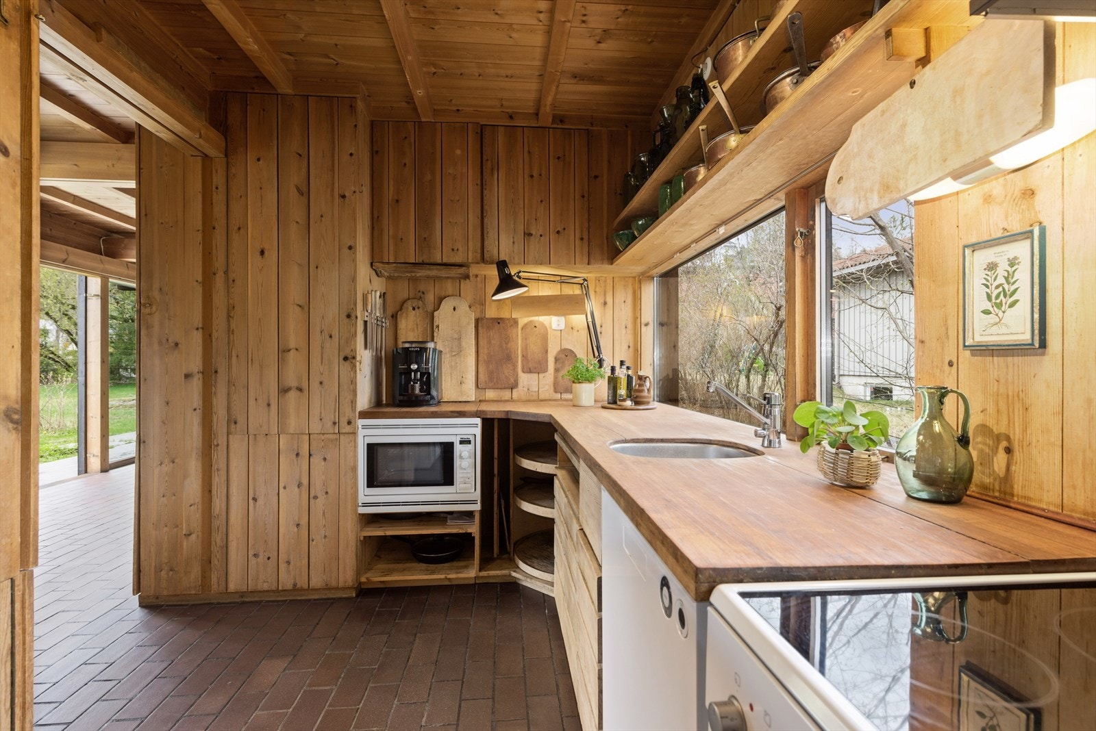 Rom og opplegg for oppvaskmaskin, komfyr, mikro, avtrekksvifte kjøleskap, vaskemaskin og tørkeskap. Galleribilde