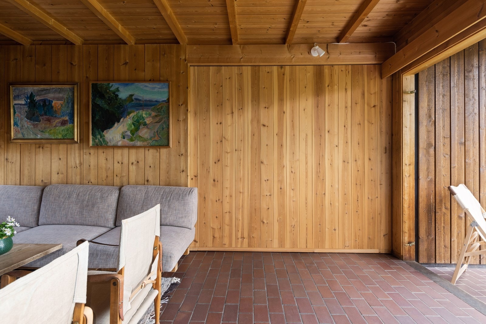 Skjulte skuvvevegger deler huset elegant opp i seksjoner. Galleribilde