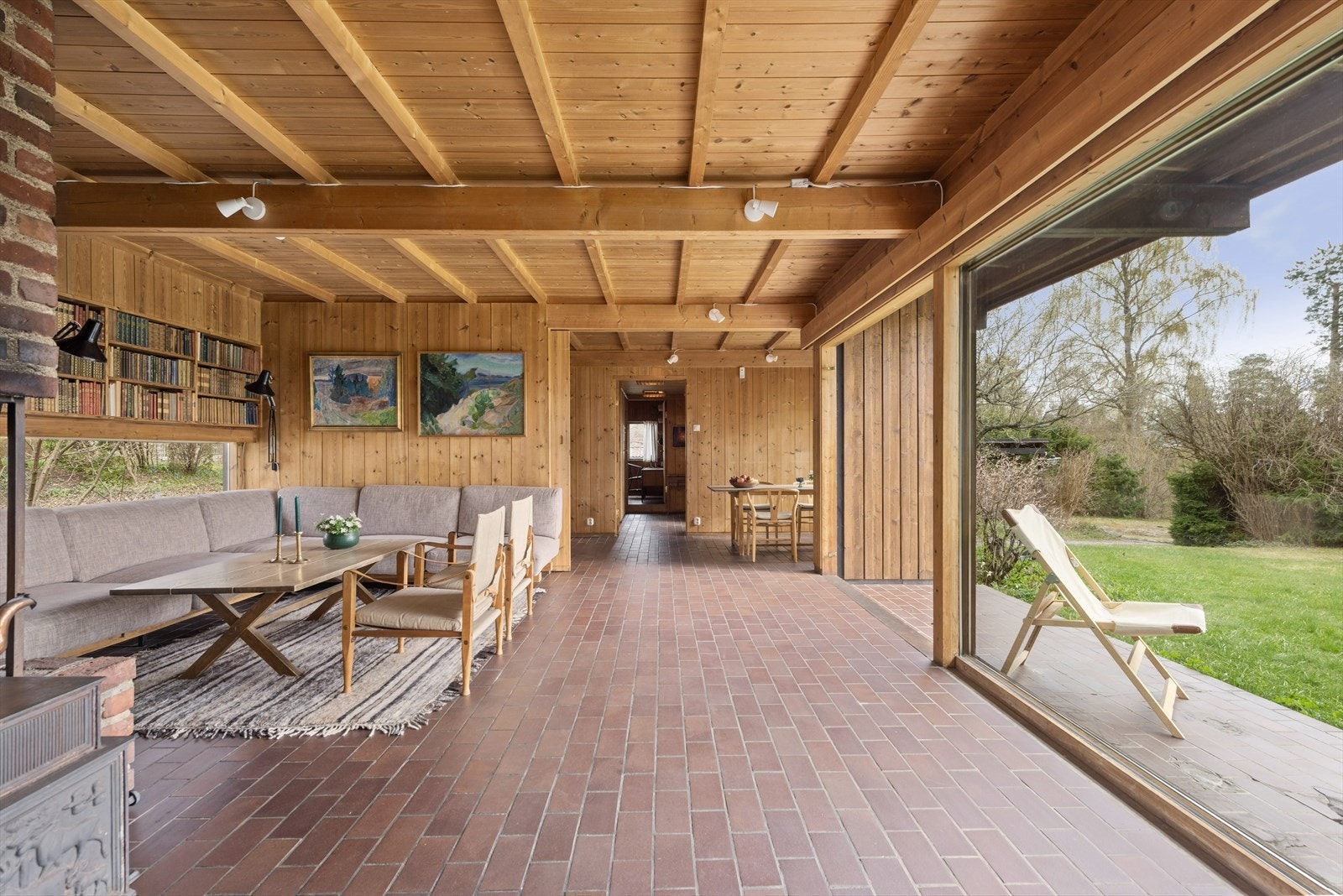 I "åpen modus" kan langbordet med plass til 60 gjester trekkes gjennom kjøkken, spisestue, stue og kontor. Galleribilde