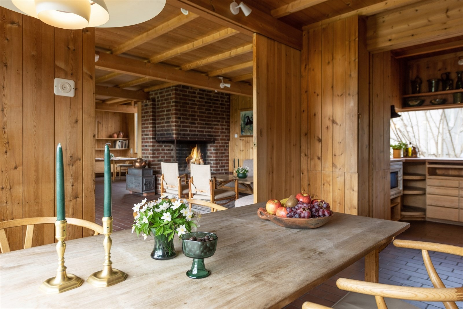 Fra spisestuen har man også god kontakt med stuen. Galleribilde