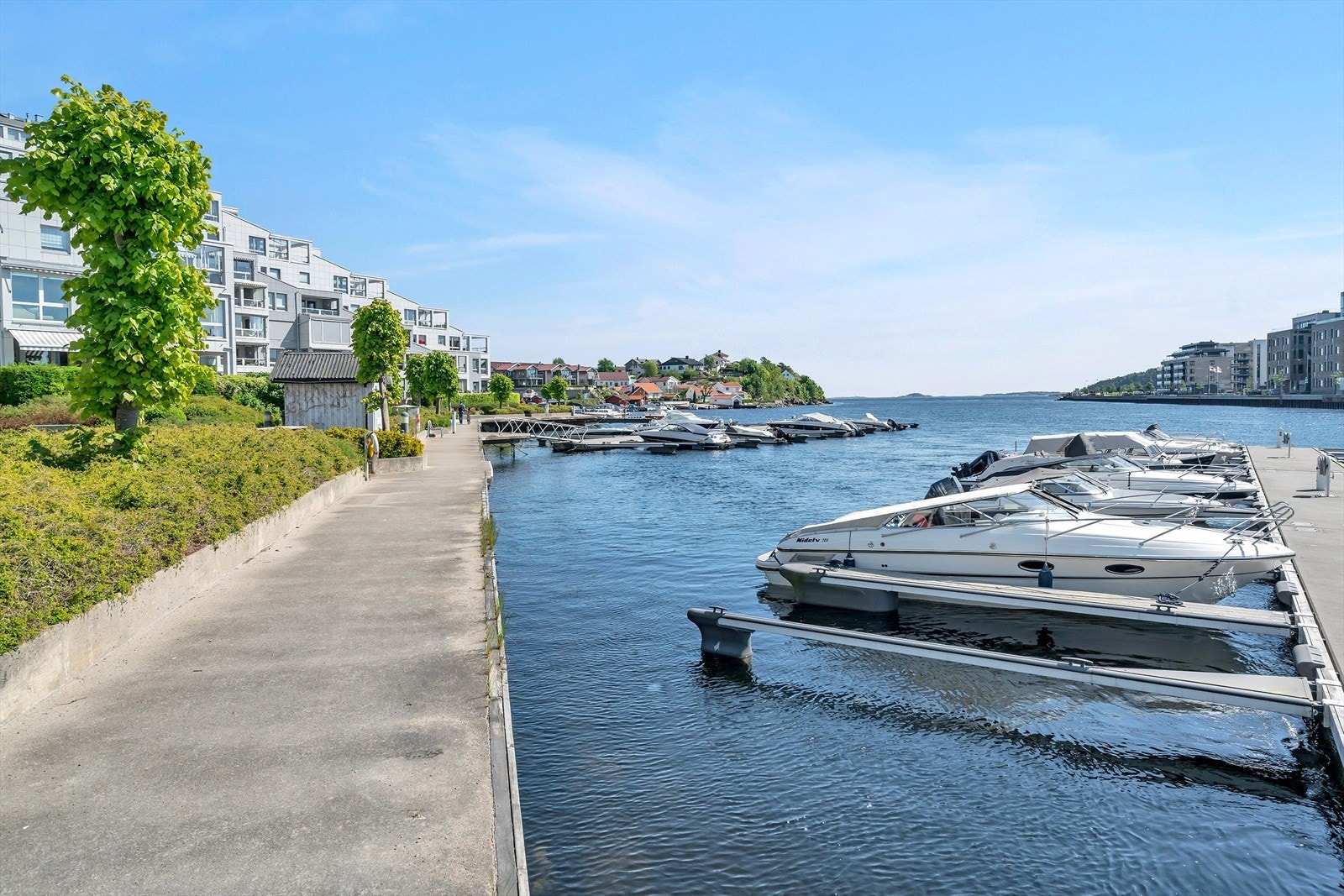 Langs elvebredden er det både private og kommunale båtplasser. Galleribilde