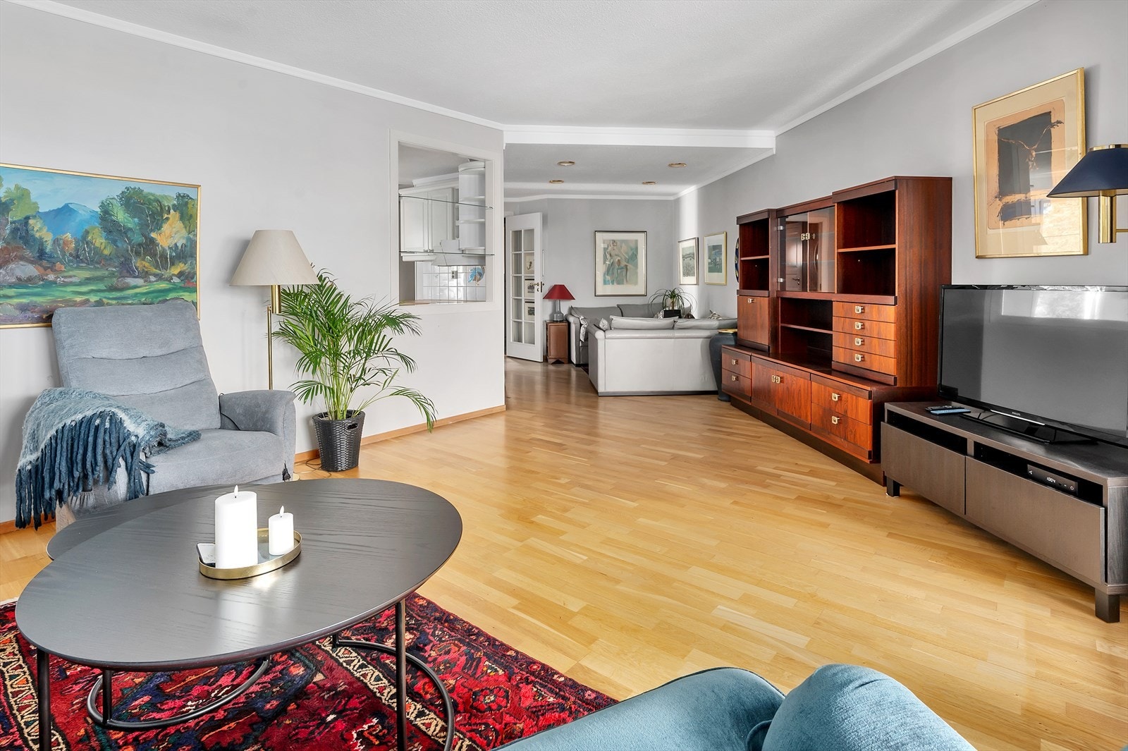 Romslig stue med plass til flere sittegrupper. Galleribilde