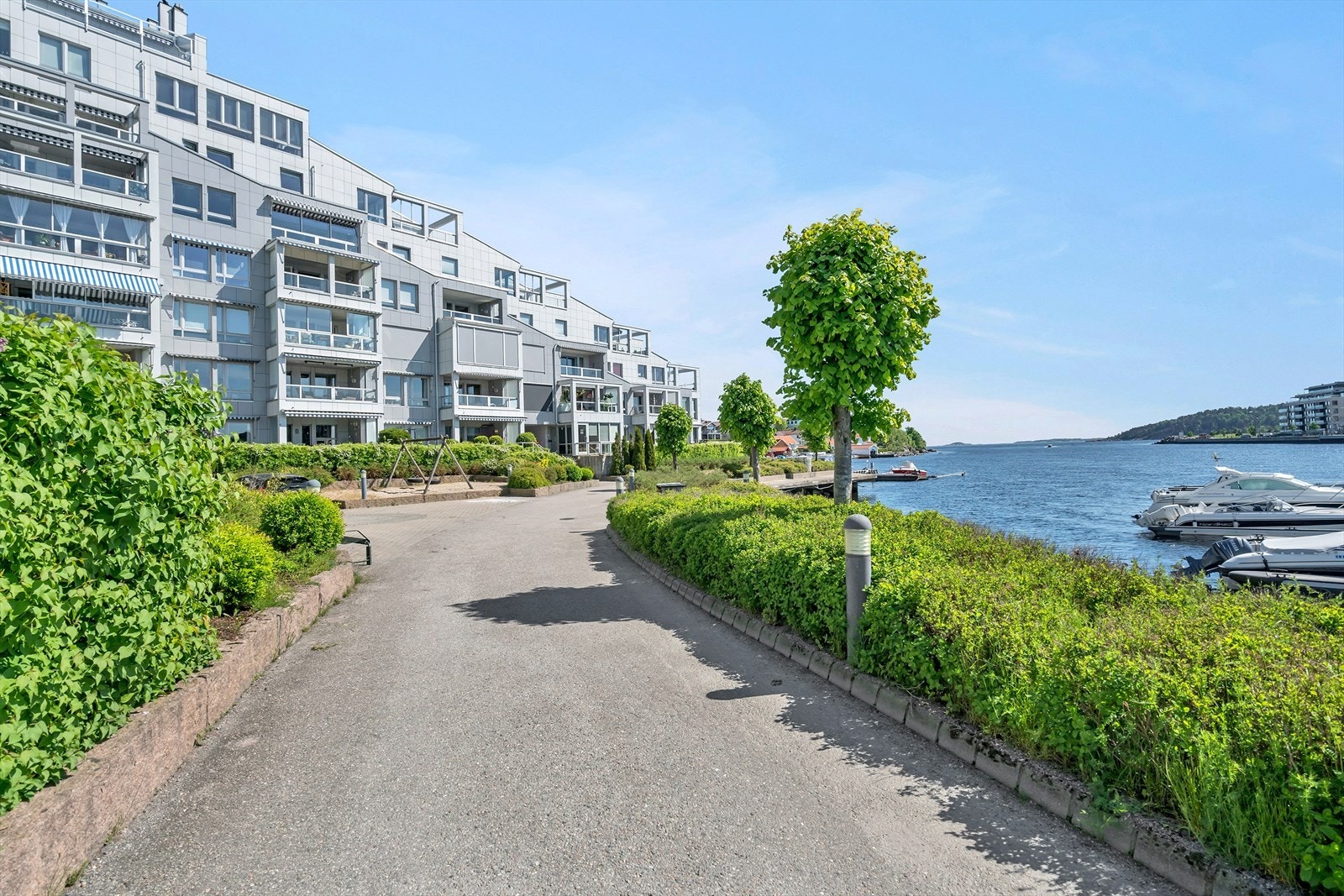 Flott opparbeidet promenade mellom leiligheten og Otra som sydover tar deg ut til Galgeberg med svaberg og sandstrand i `Blomma` Galleribilde