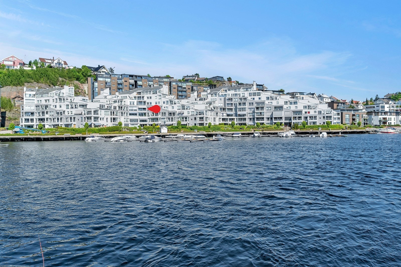 Lykken er å bo ved sjøen, med formidabel utsikt og gode solforhold! Galleribilde