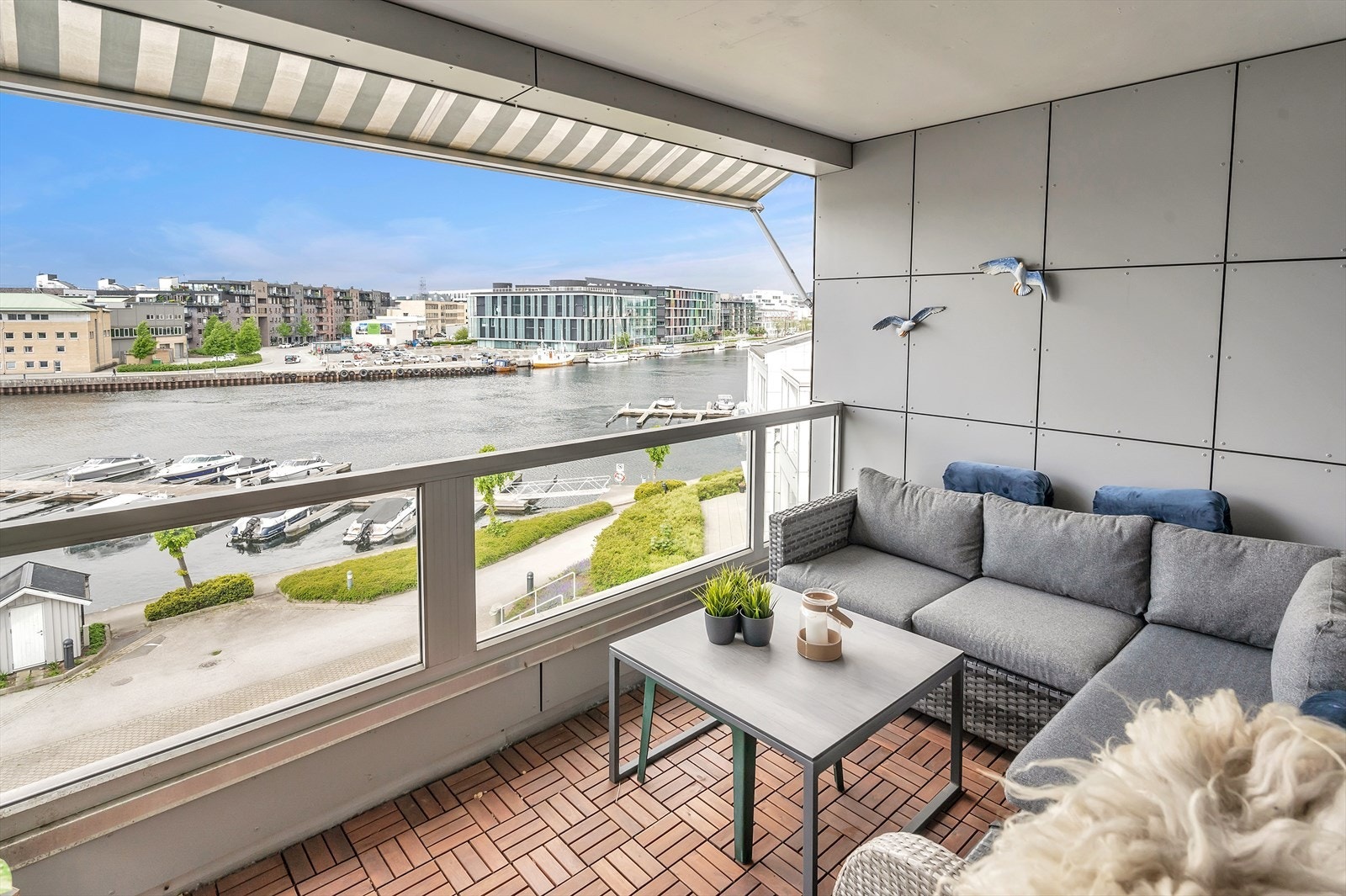På balkongen er det god plass til sittegruppe og grill- perfekt for hyggelige sammenkomster med familie og venner. Galleribilde