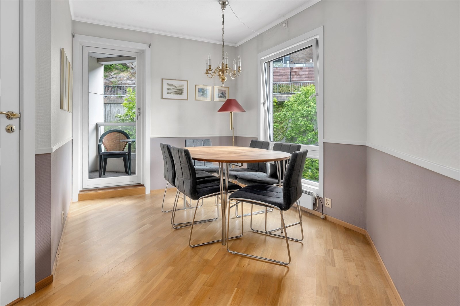Fra spiseplassen er det direkte adkomst til leilighetens 2 balkong. Galleribilde