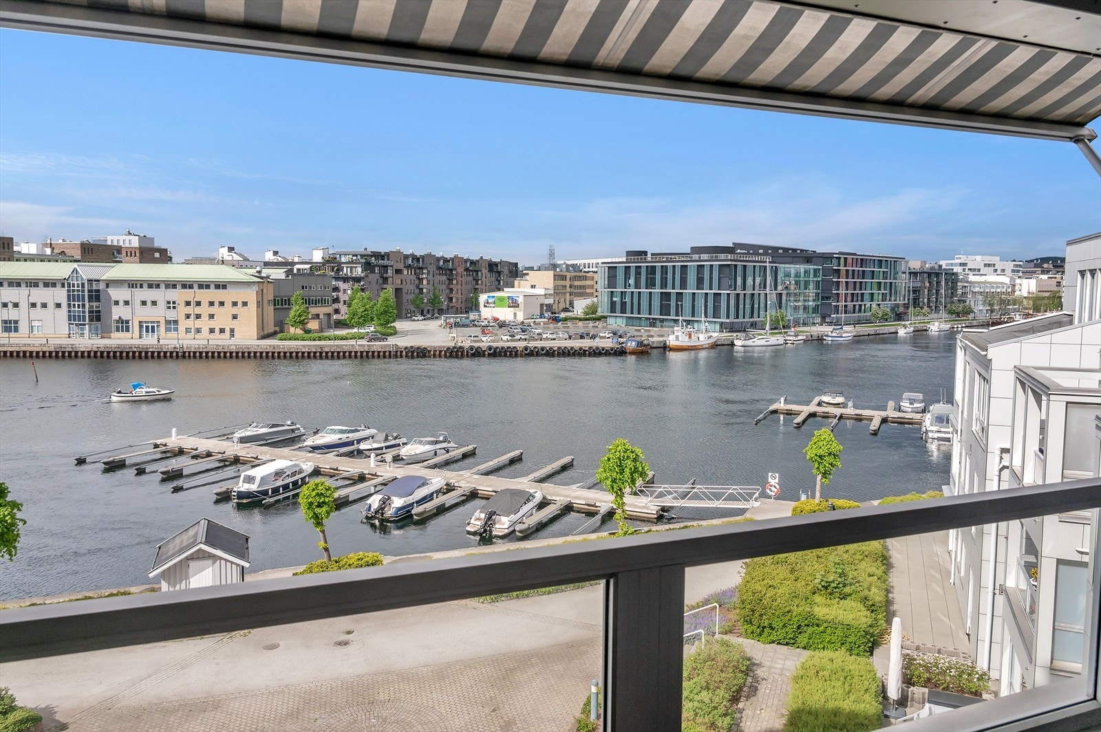 Balkongen ligger vestvendt med gode solforhold. Galleribilde