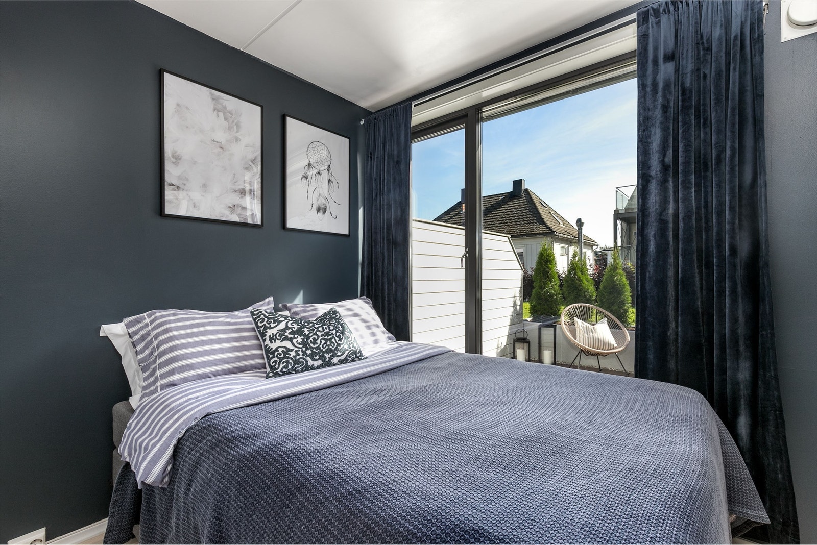 Soverom med plass til dobbeltseng Galleribilde