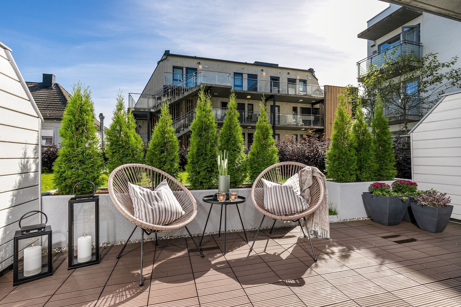 Markterrassen har god plass til utemøblement Galleribilde